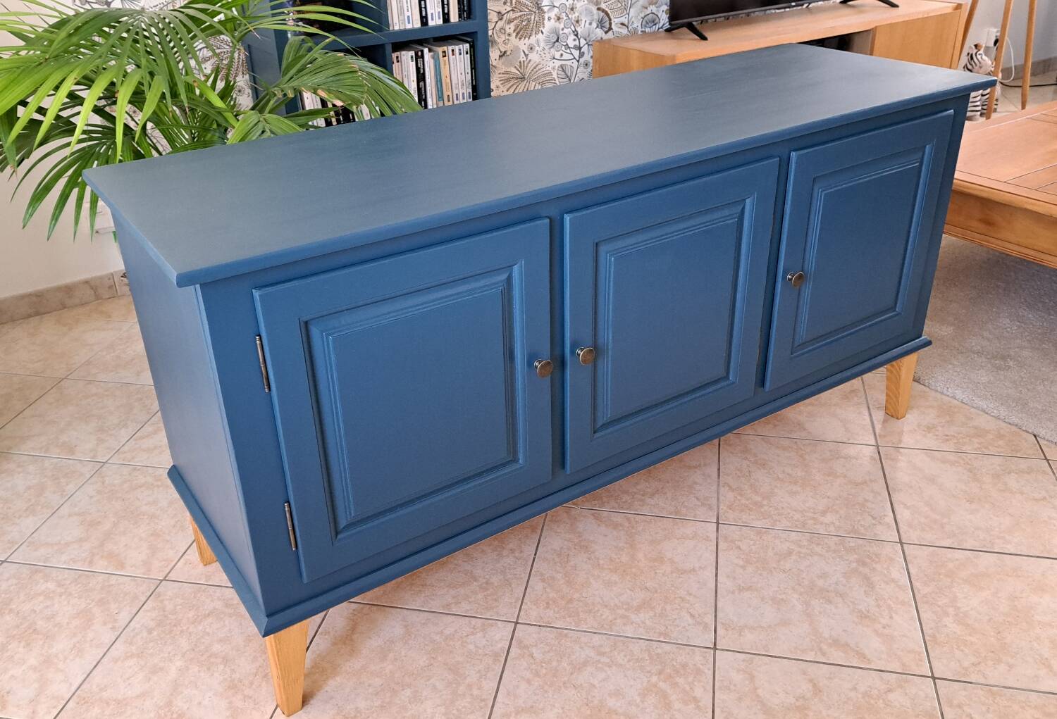 Buffet with red sweet sauce and blue garnish.