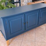 Buffet with red sweet sauce and blue garnish.