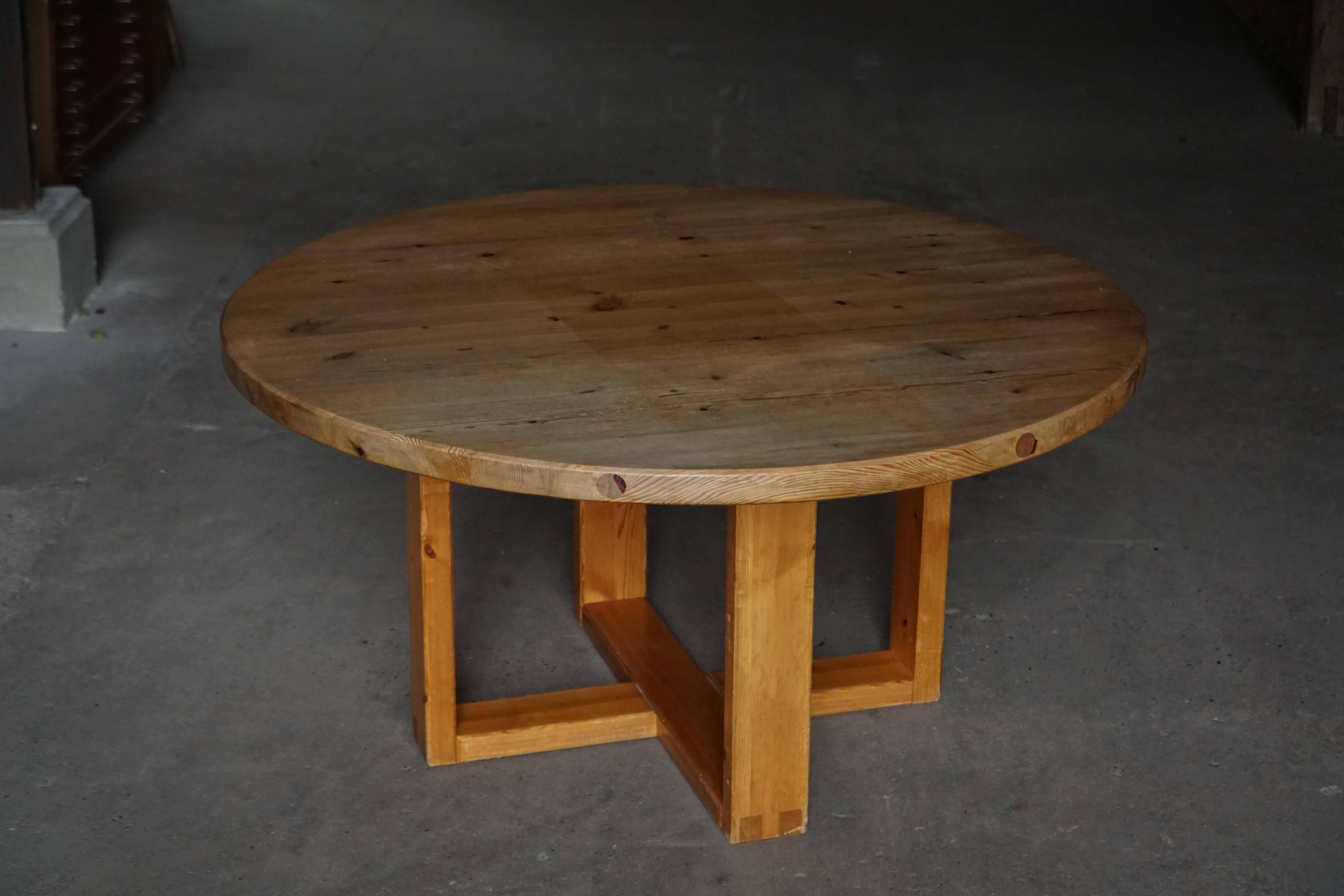 Round table in pine by Roland Wilhelmsson, mid-20th century.