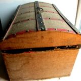 Napoleon III bulging trunk for doll clothes, coated wood, gilded brass nails