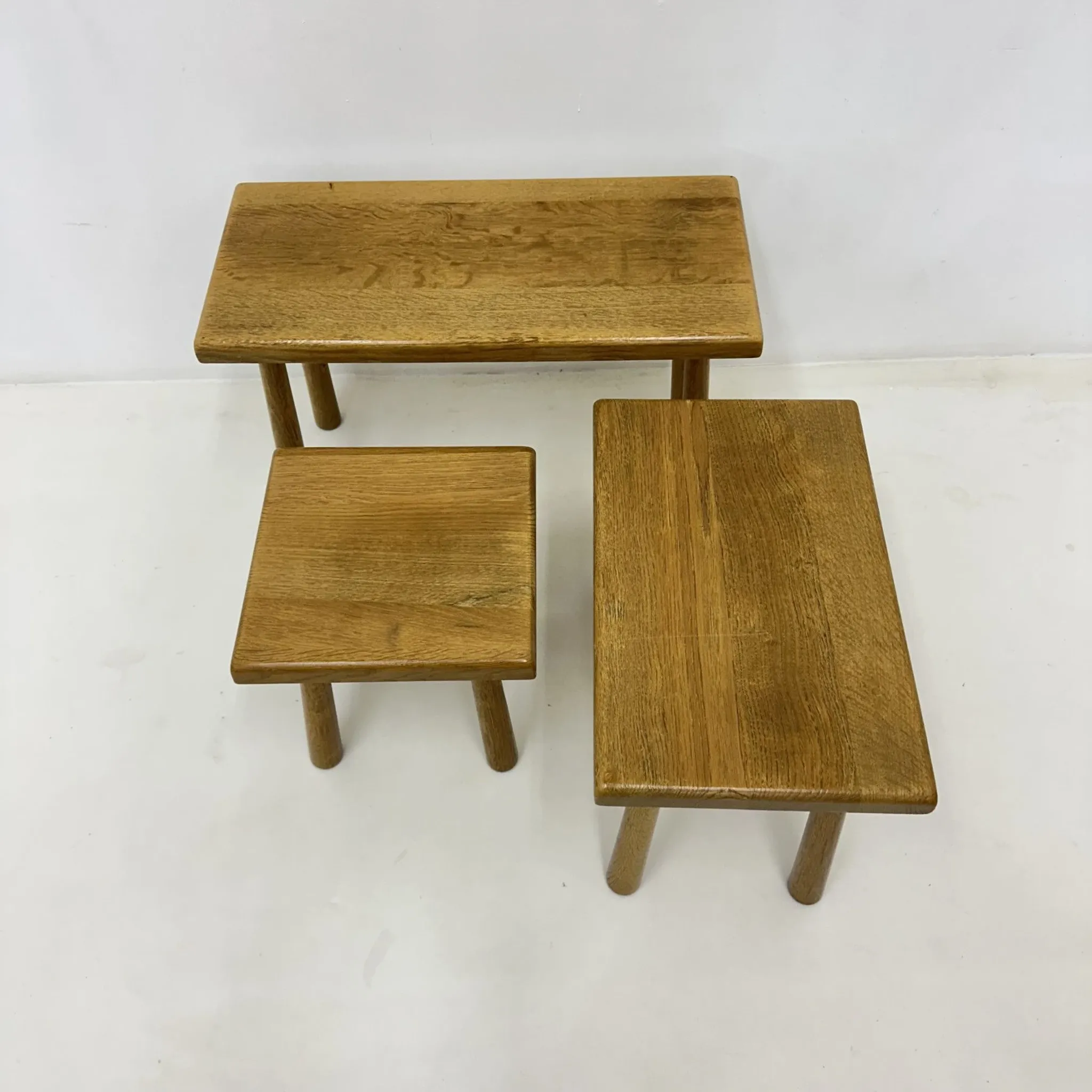 Ensemble de tables gigognes en chêne massif style brutaliste, années 1970.