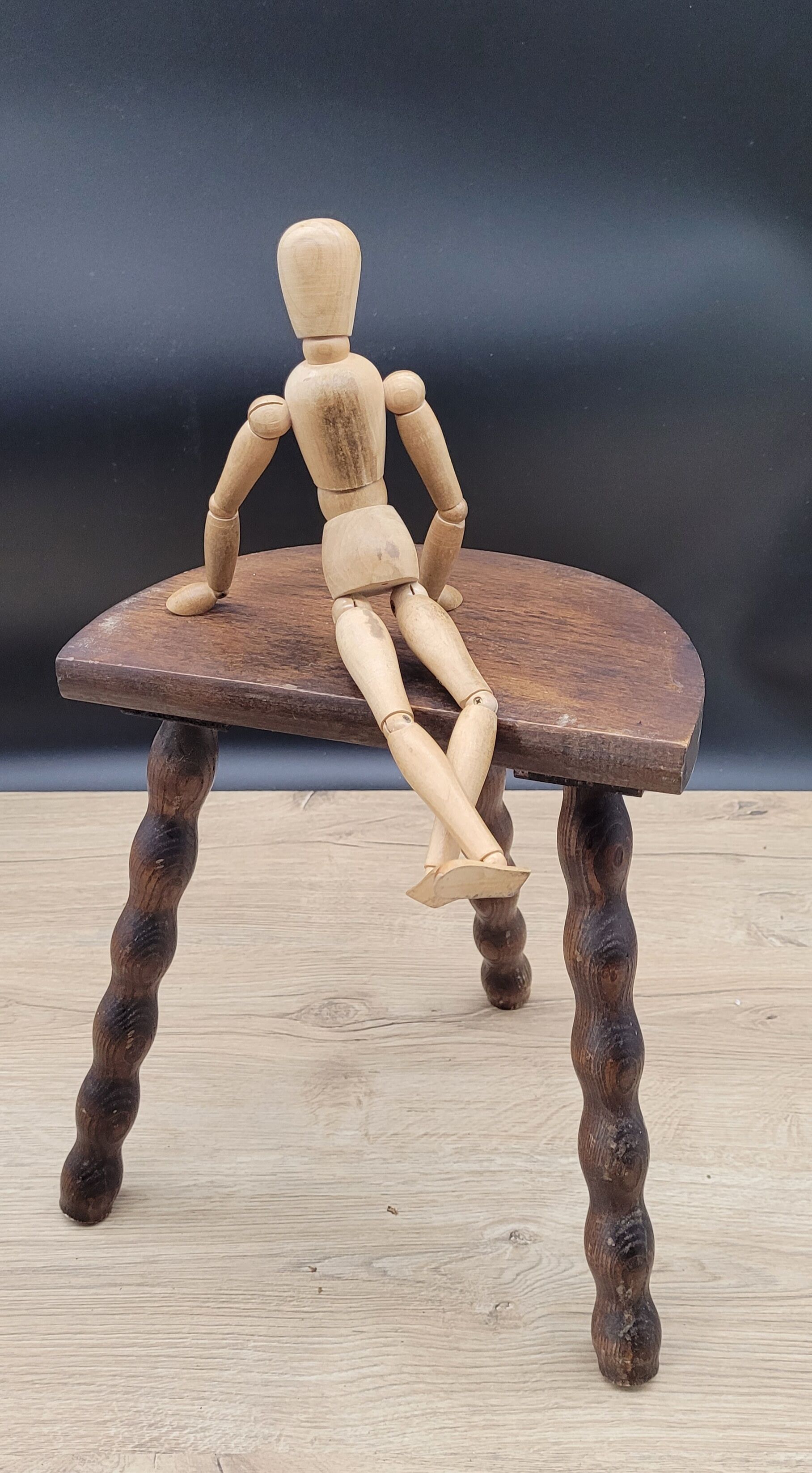 Half-round tripod stool feet balls