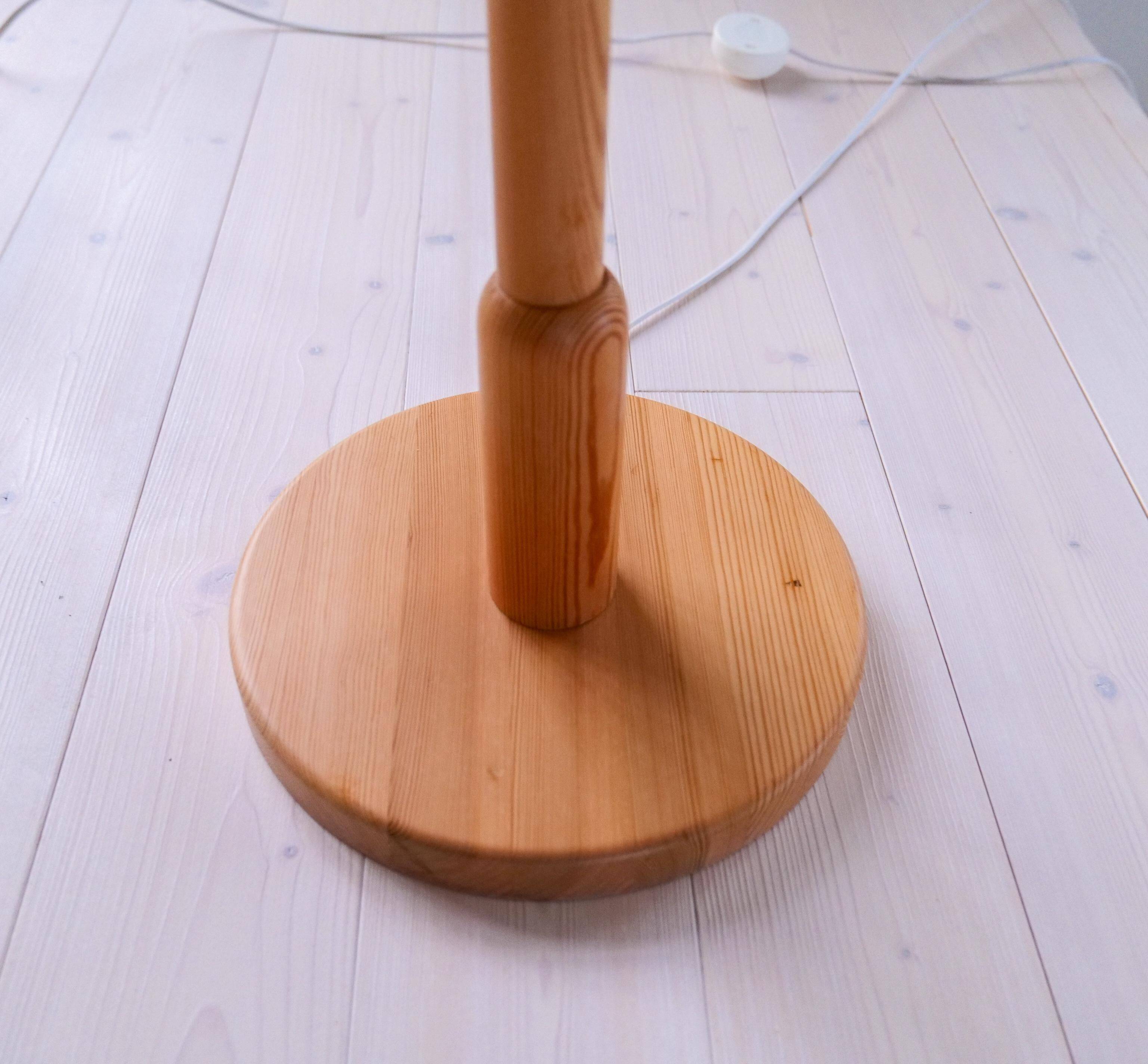 Sculptural modern floor lamps in pine, Sweden 1970s.
