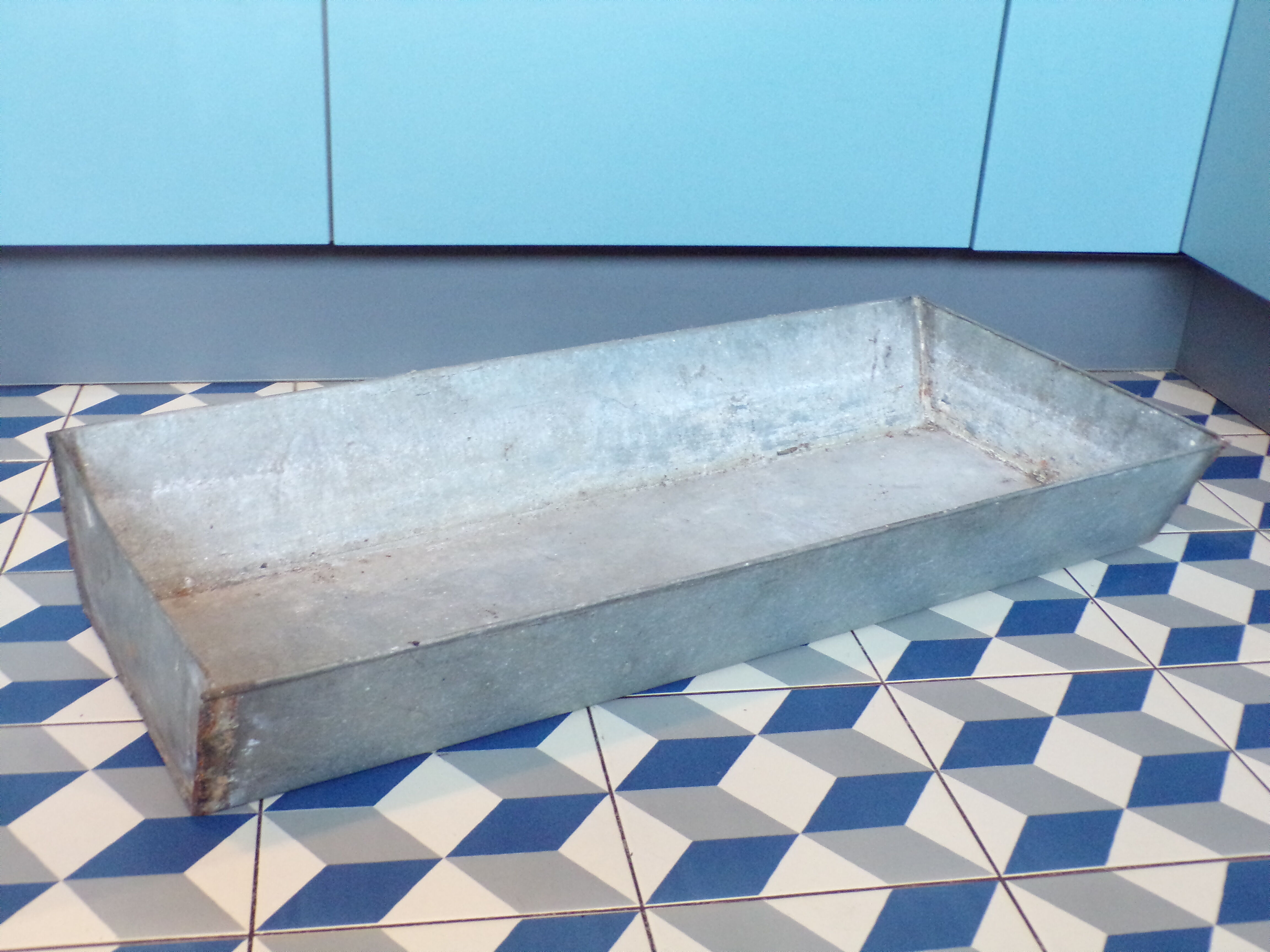 Old zinc feeder 36X78cm