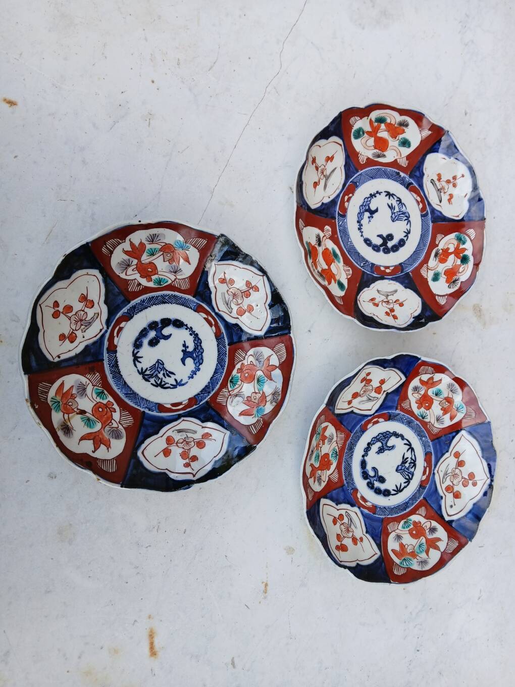 Set of 3 Imari plates - Japanese porcelain - fish decoration