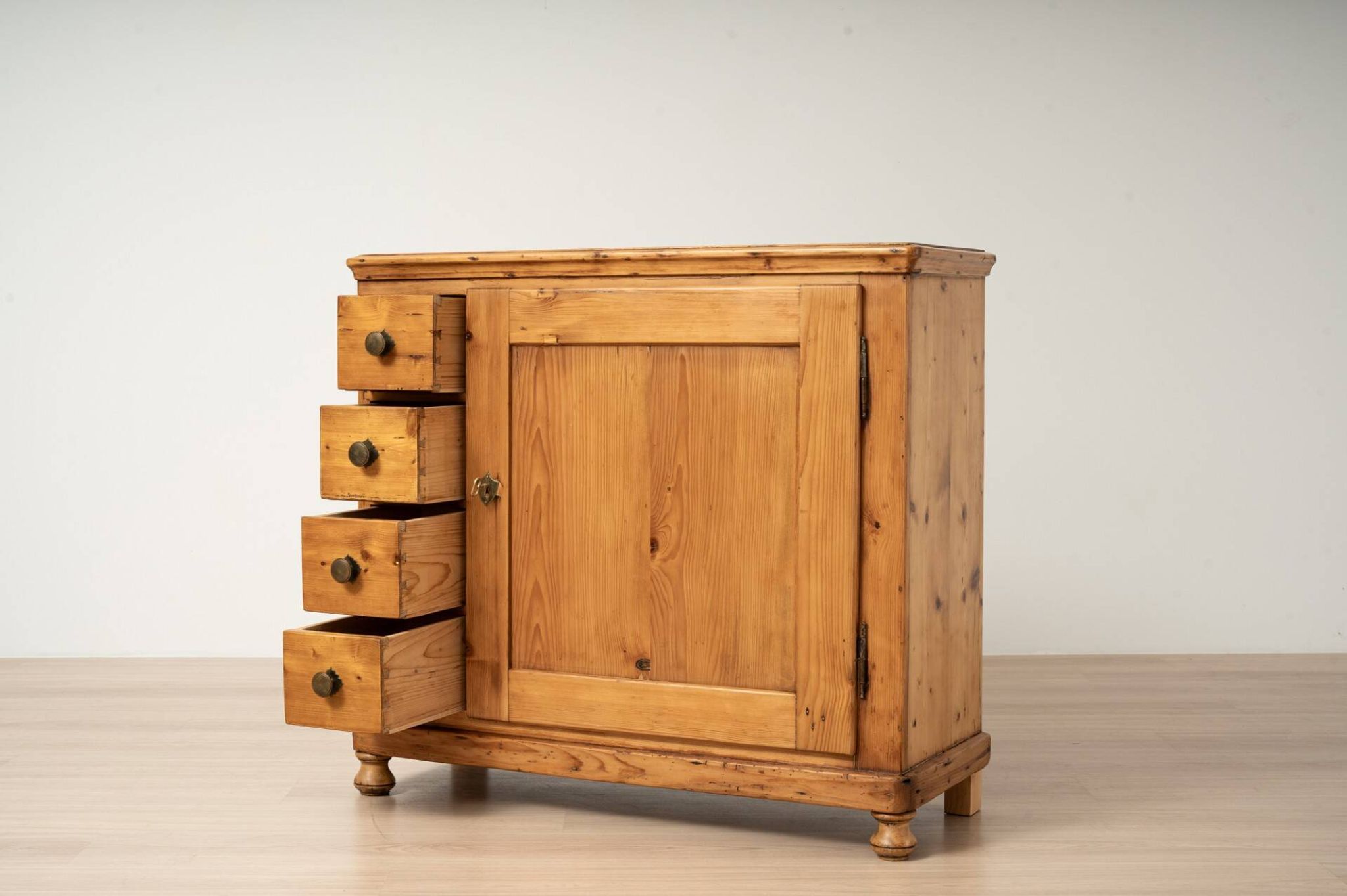 Cabinet Biedermeier en pin ancien avec 4 tiroirs