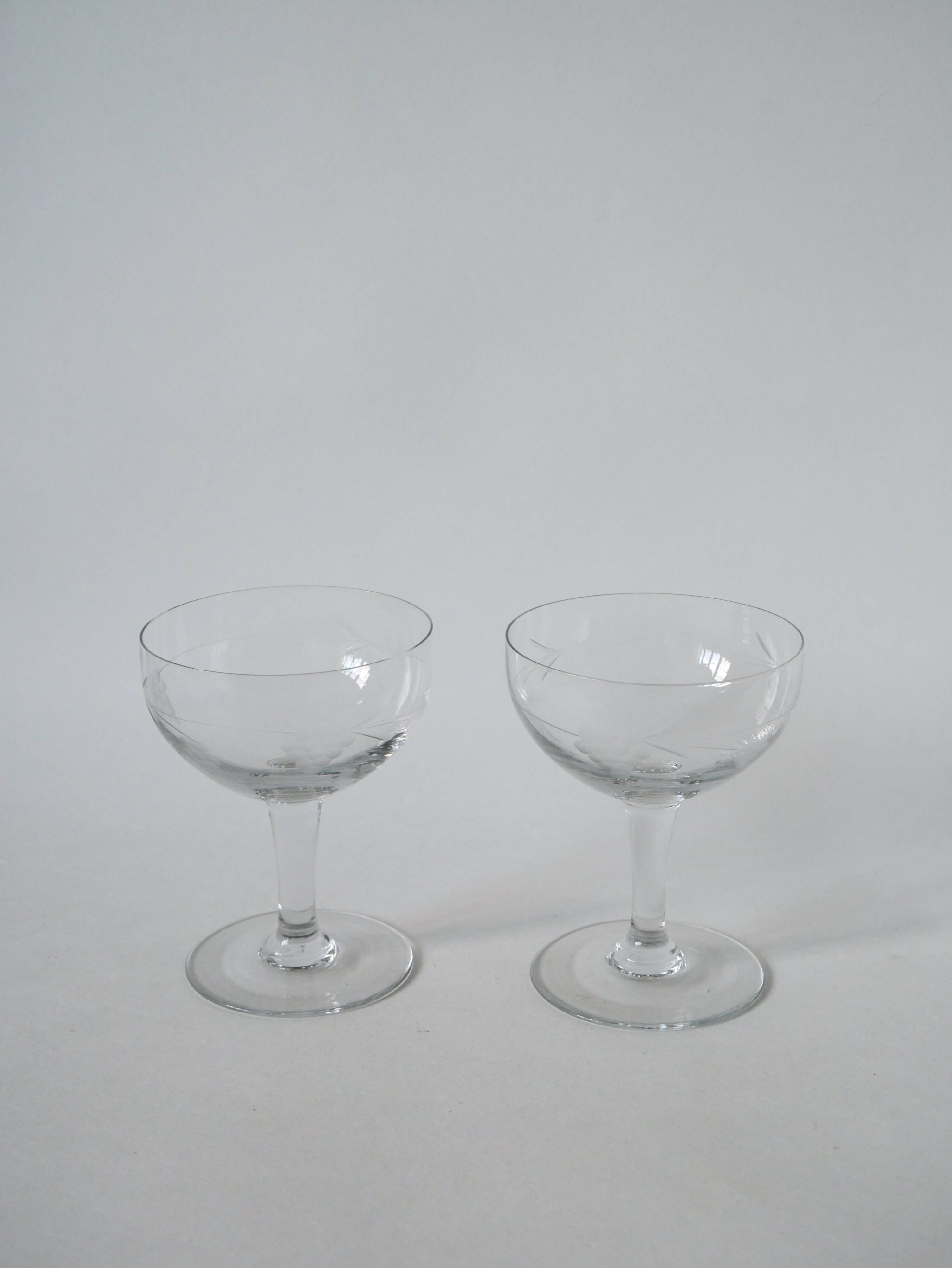 Magnificent set of 6 mismatched crystal champagne glasses 1930-1950 11 x 9 cm. In excellent condition