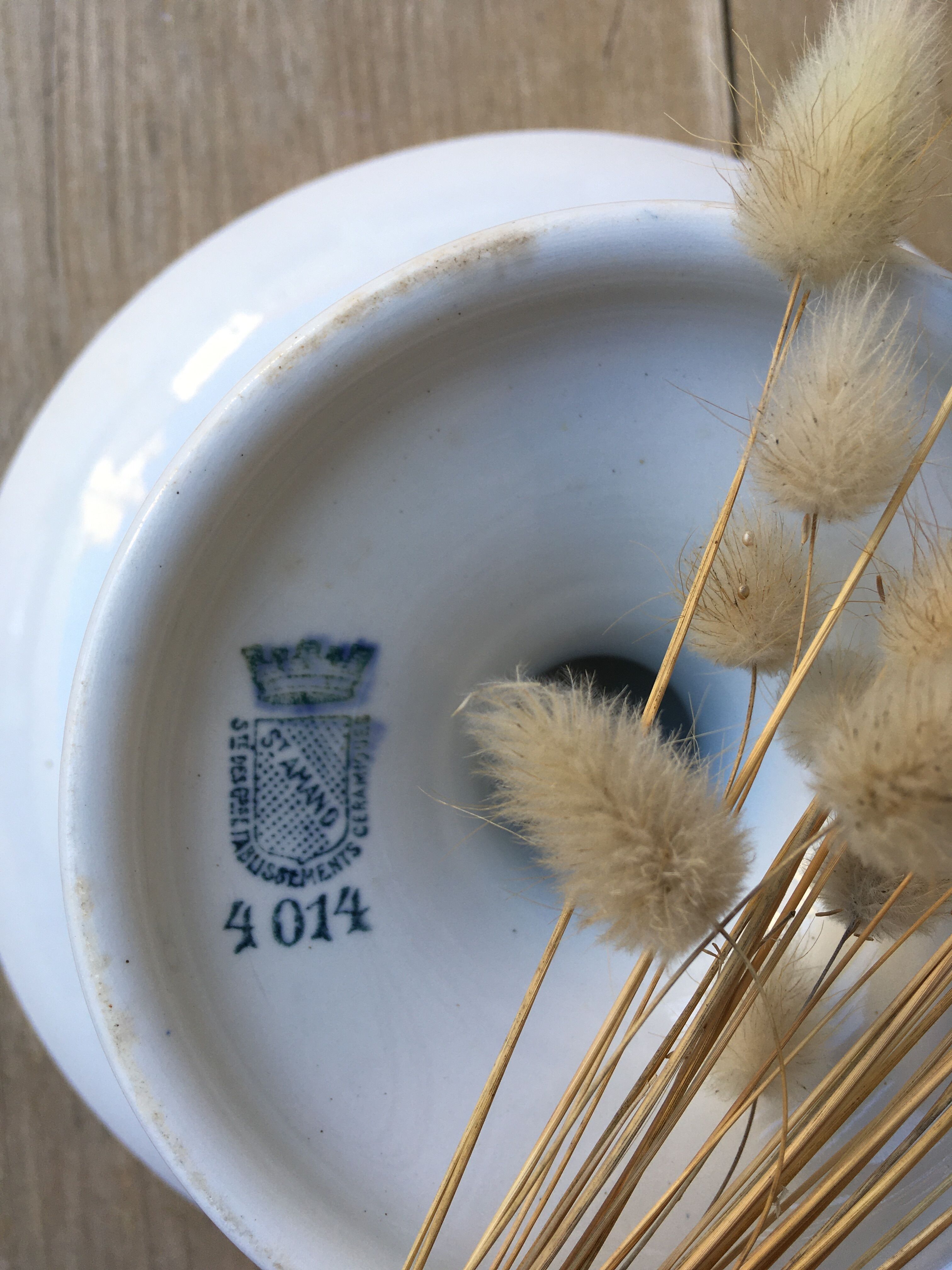 Standing iron earth compotier