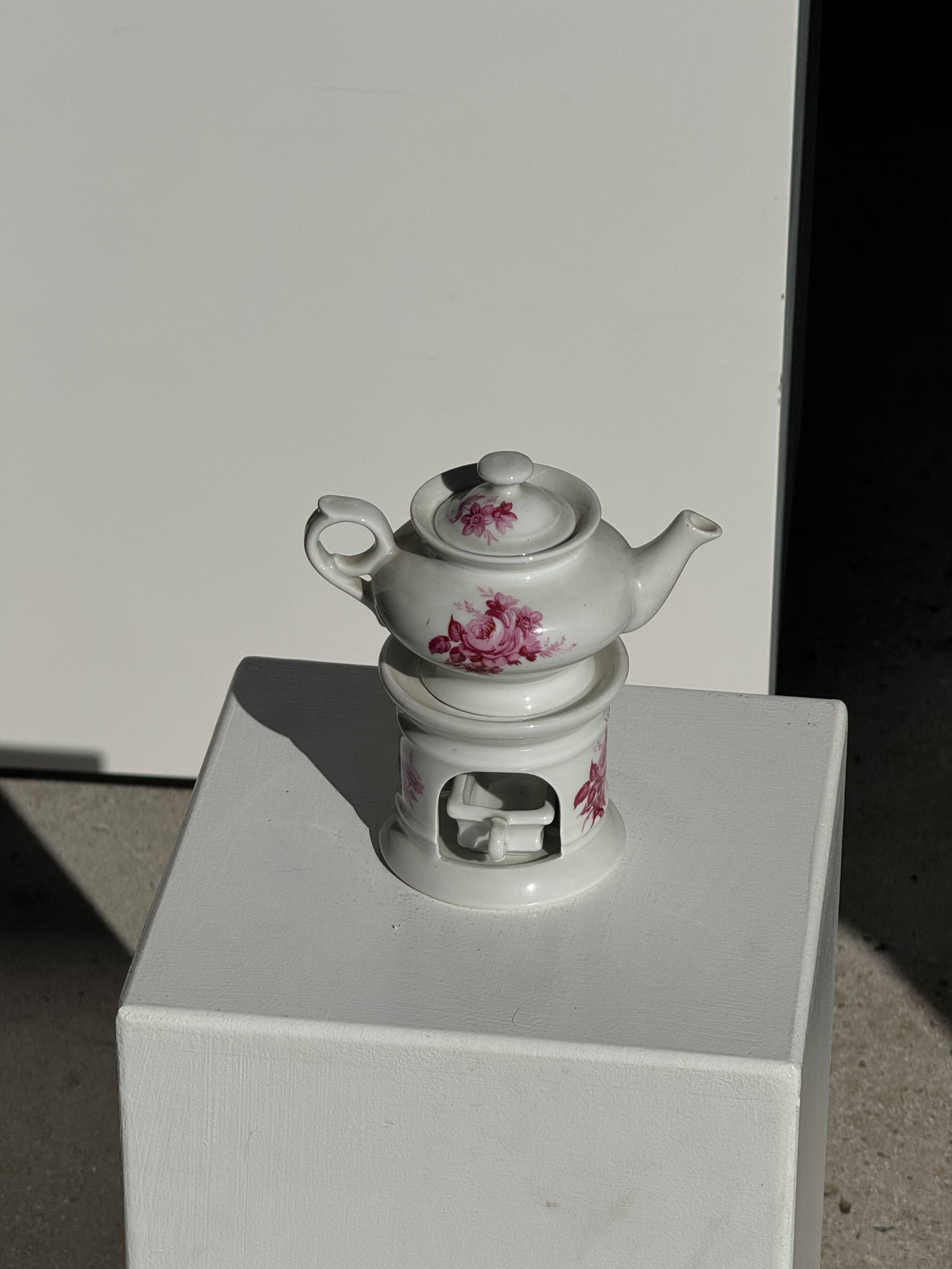 Complete porcelain teapot and warmer with pink floral decoration H18