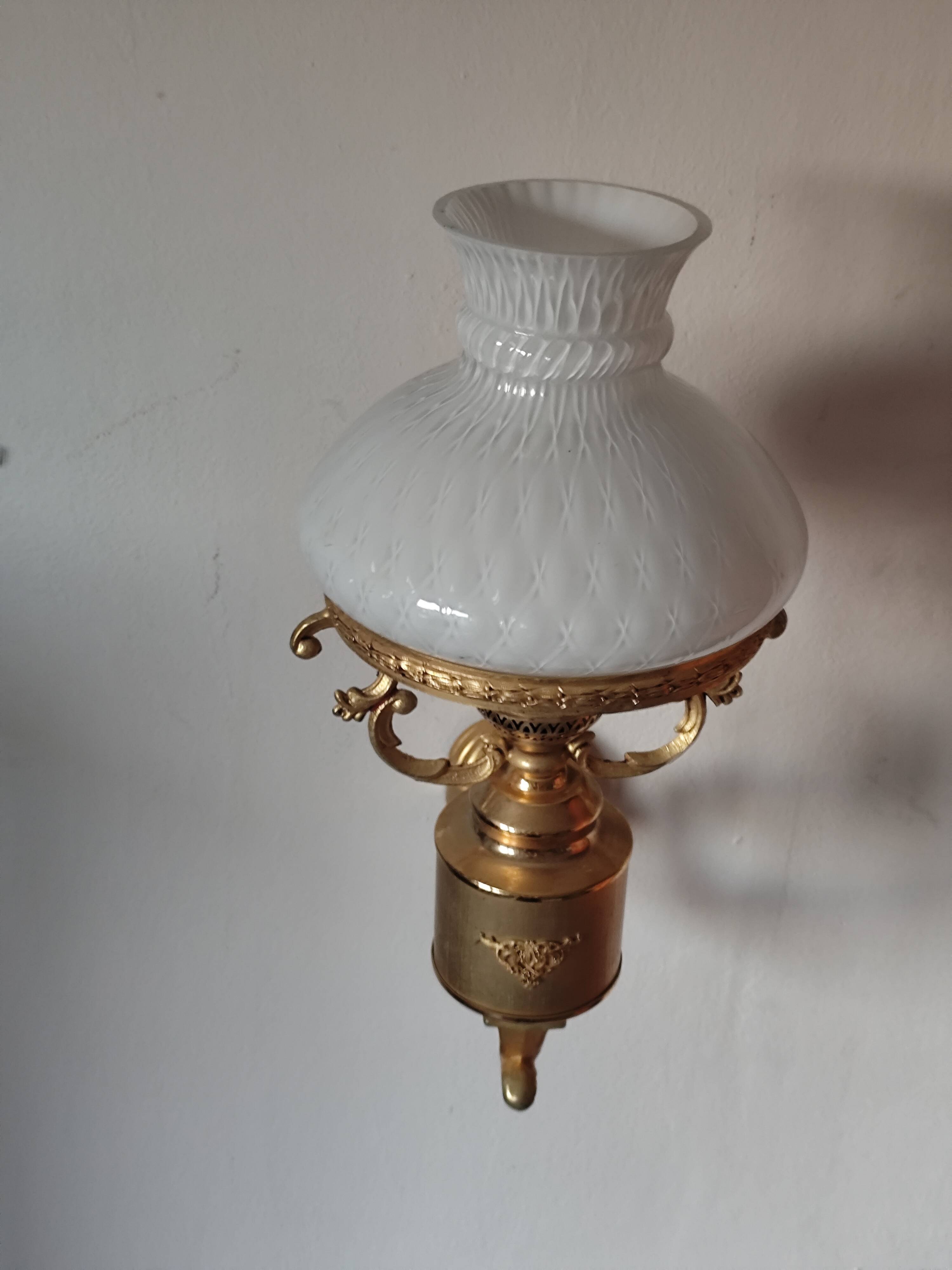 Wall lamp in brass and white opal.