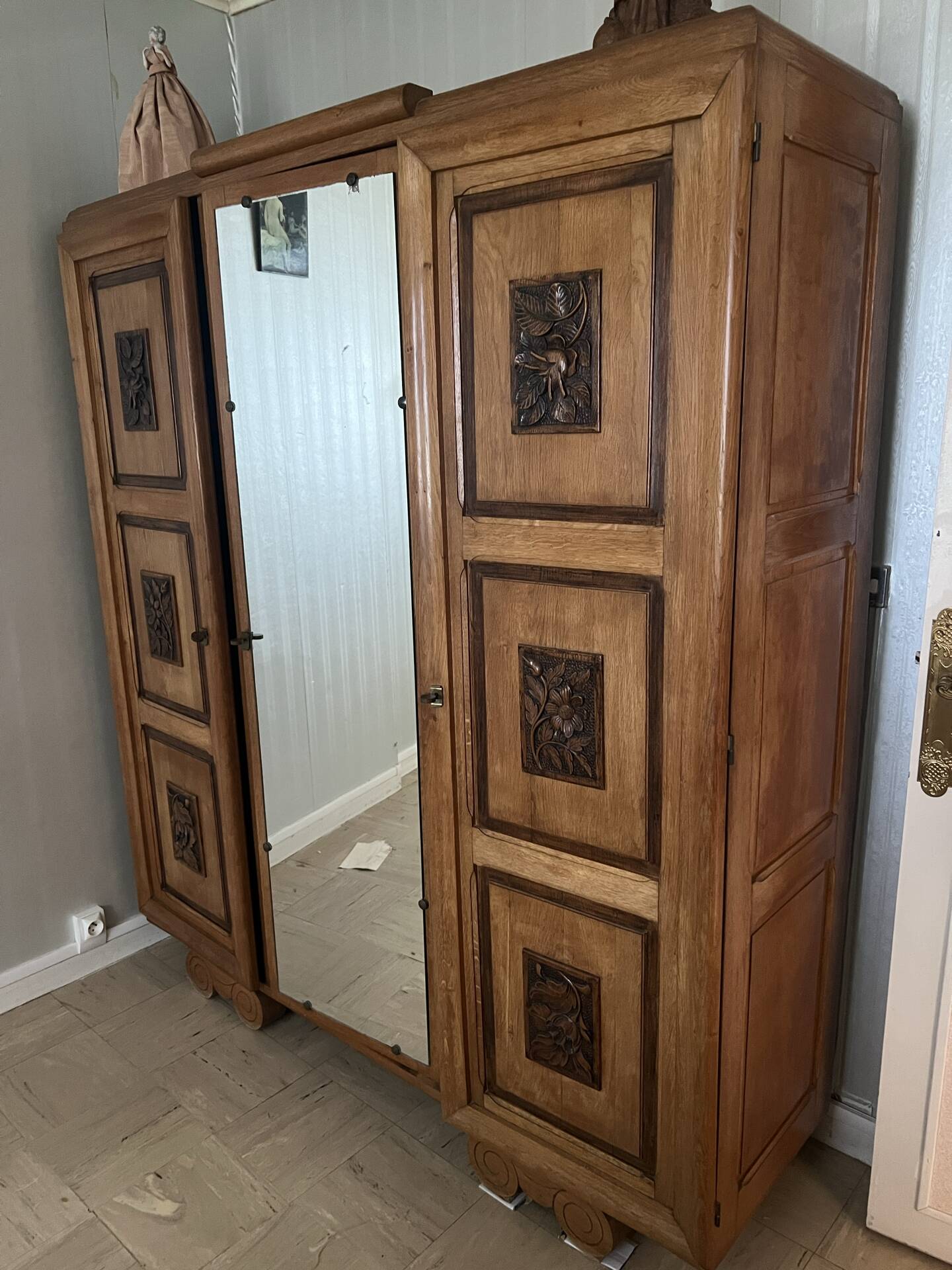 Armoire en bois art déco sculpture et moulures fleuries