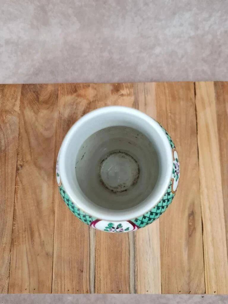 Vase en porcelaine chinoise fond jaune famille-rose doré à l’or fin