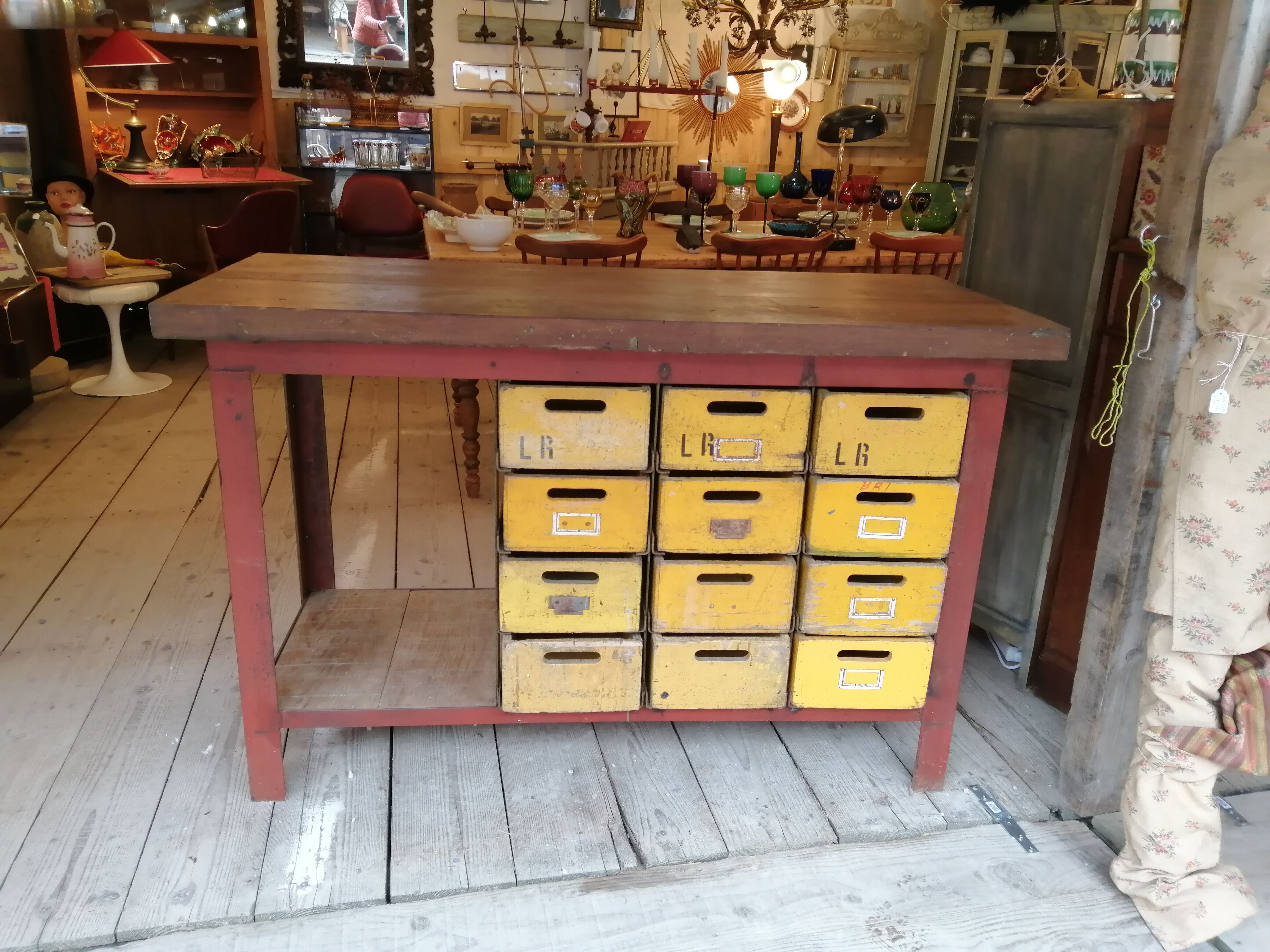 Industrial workbench with 12 drawers