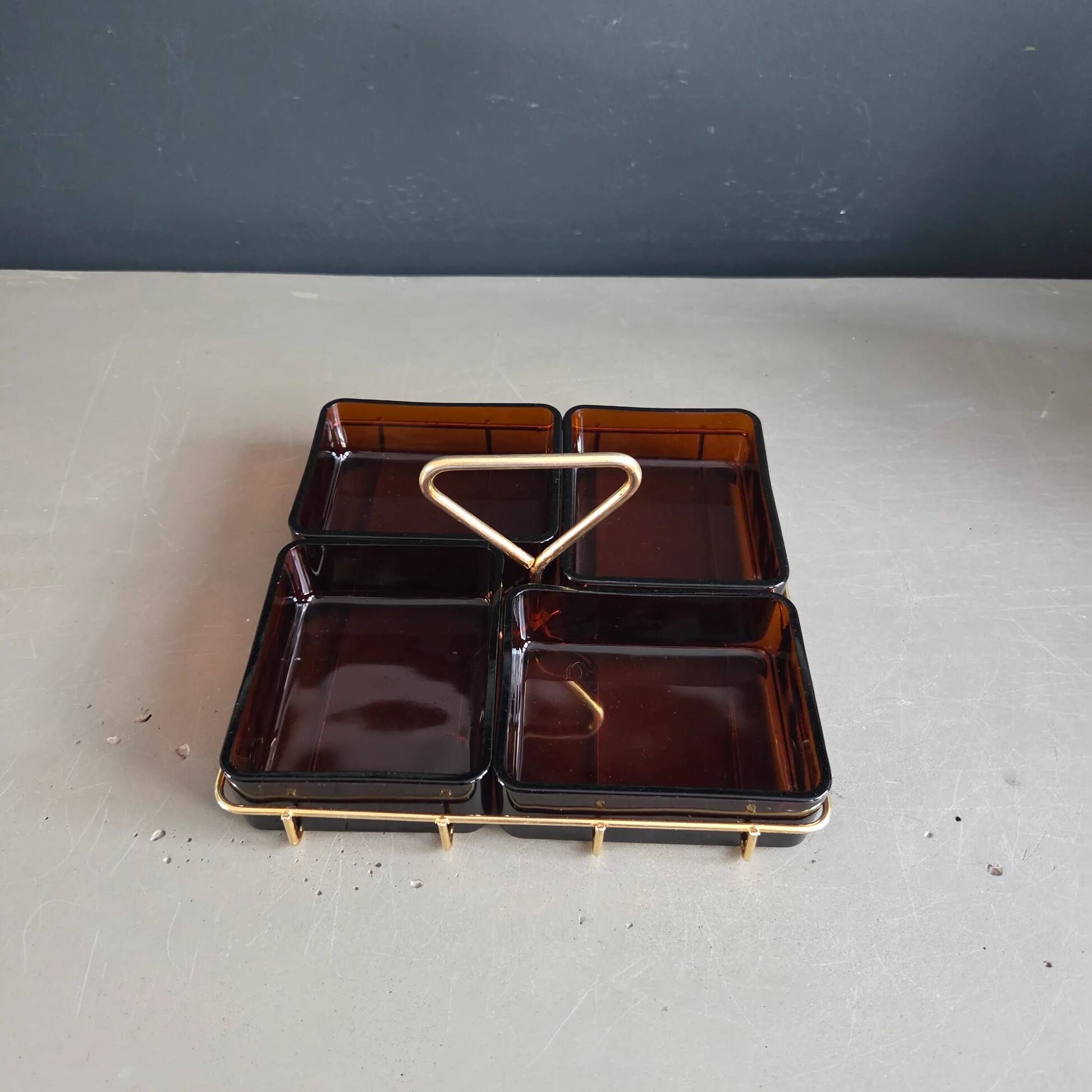 A serving tray for aperitifs in gold metal wire and amber glass - Vereco
