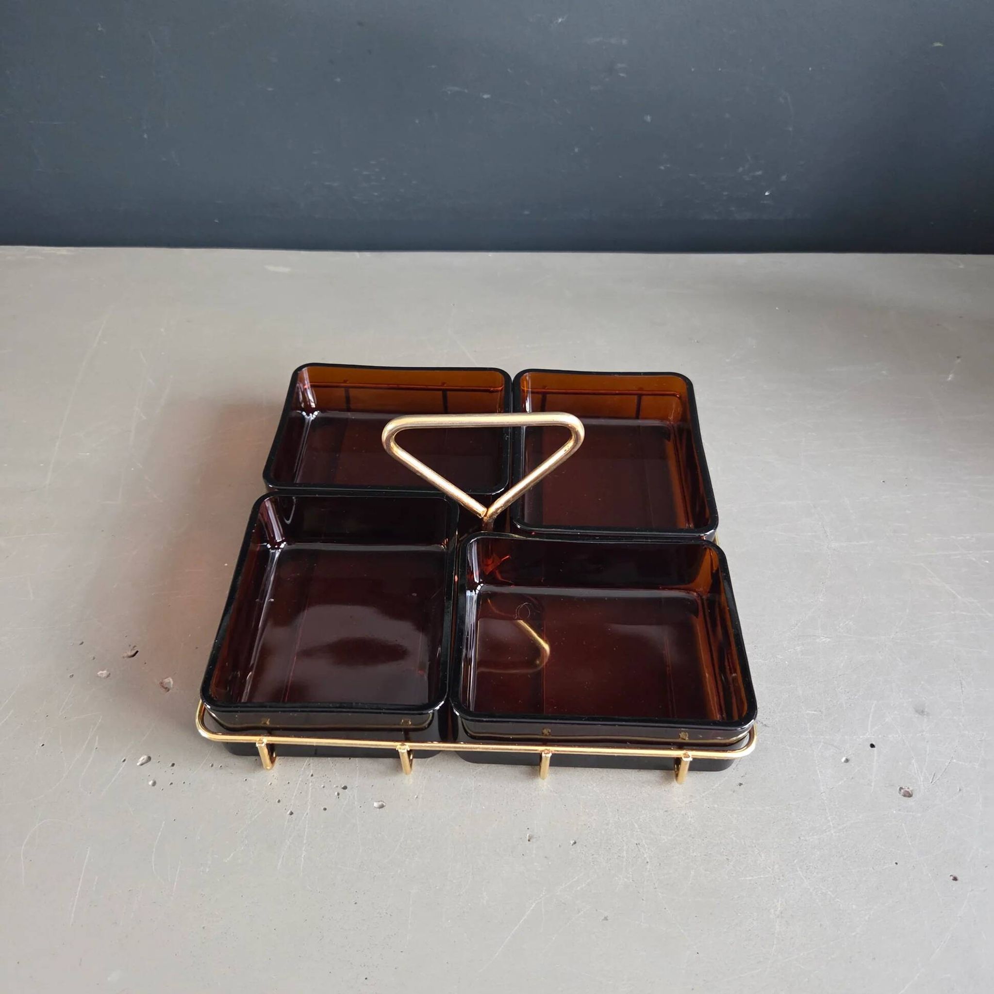 A serving tray for aperitifs in gold metal wire and amber glass - Vereco