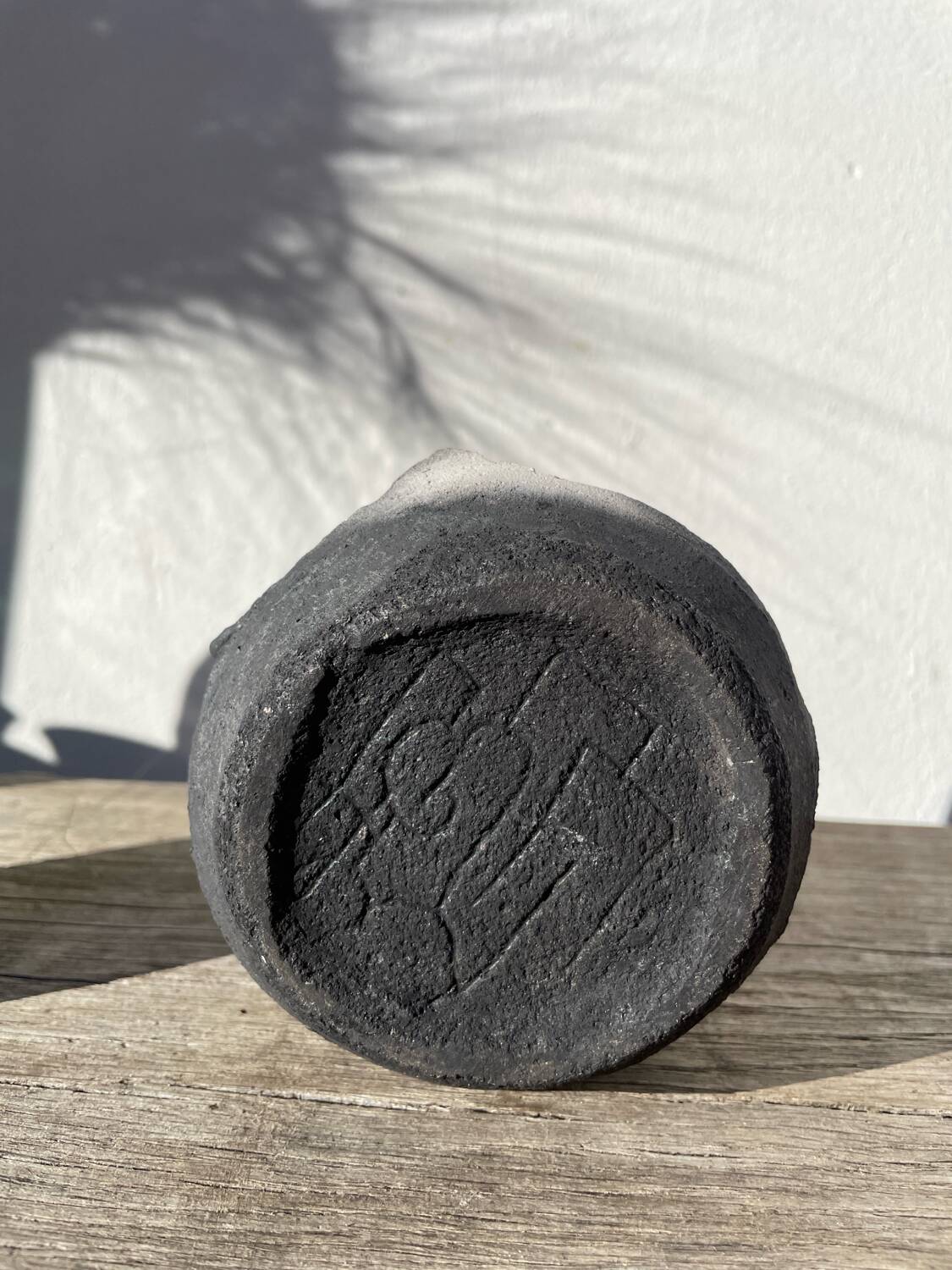 Koban Vase Raku en céramique – RAAQUU Basics en poterie Faite à la Main Décoration d'intérieur Carbone Demi-cuivre Mat