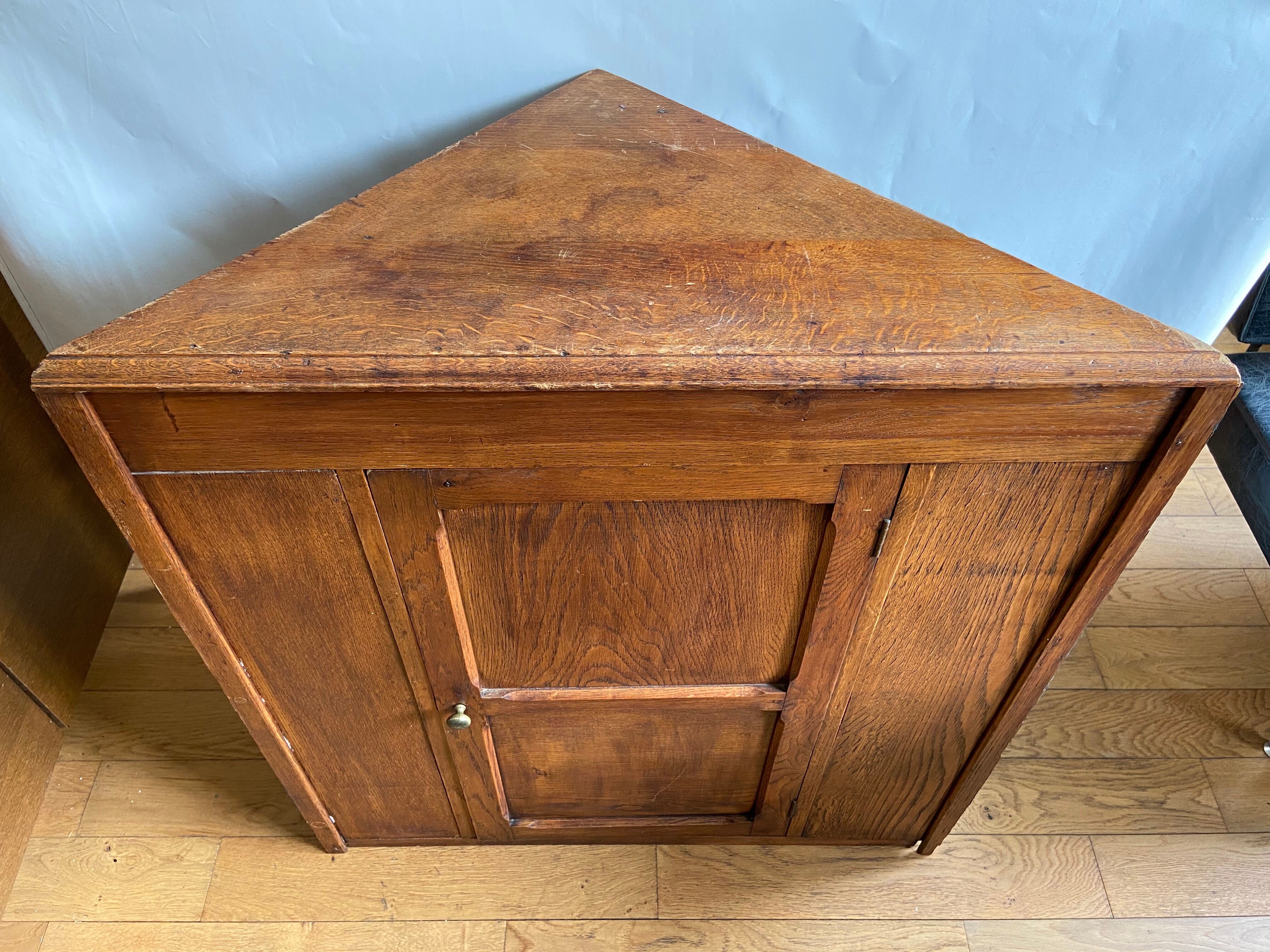 Wooden corner confectioner