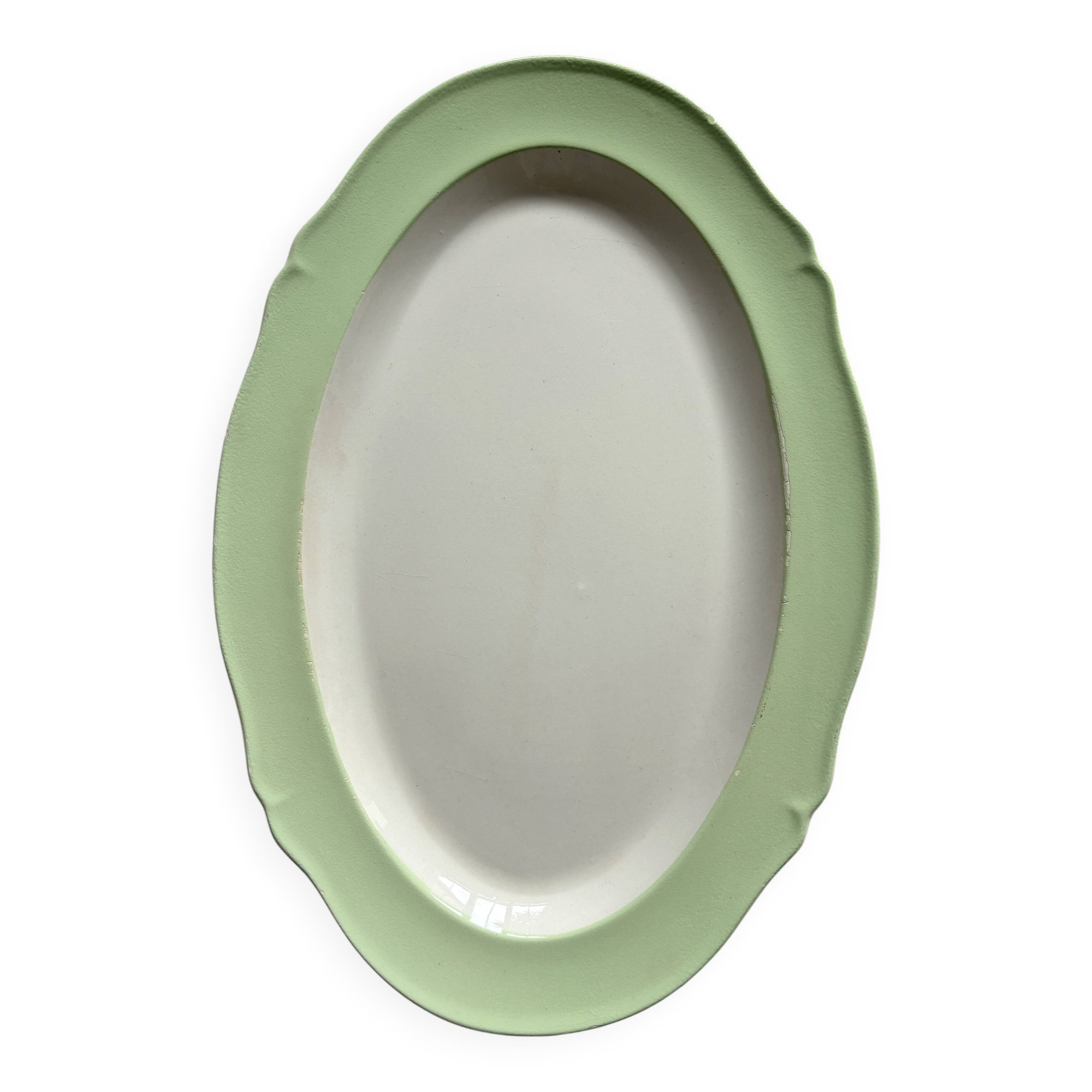 Oval serving dish in earthenware.