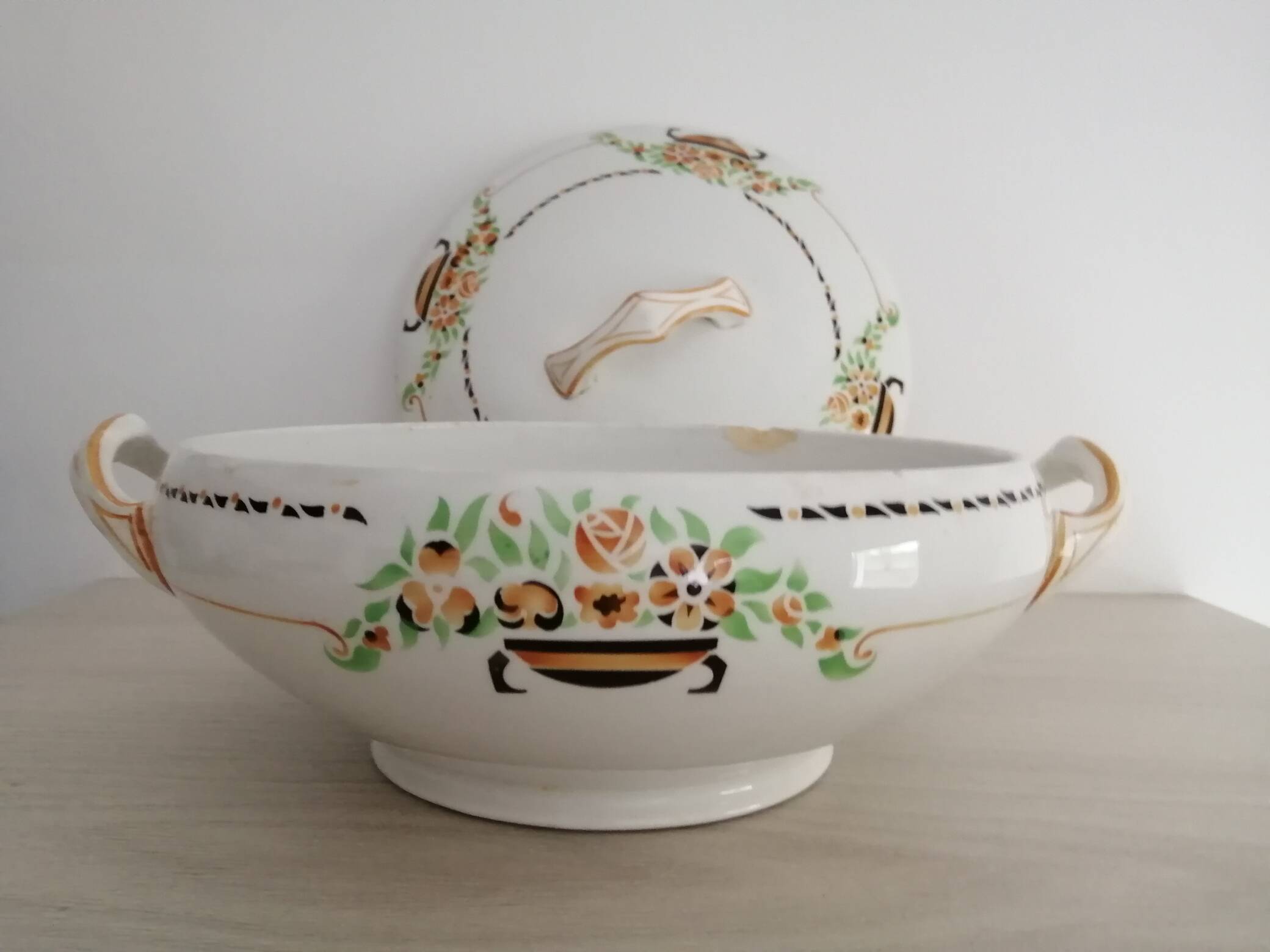 Soup tureen