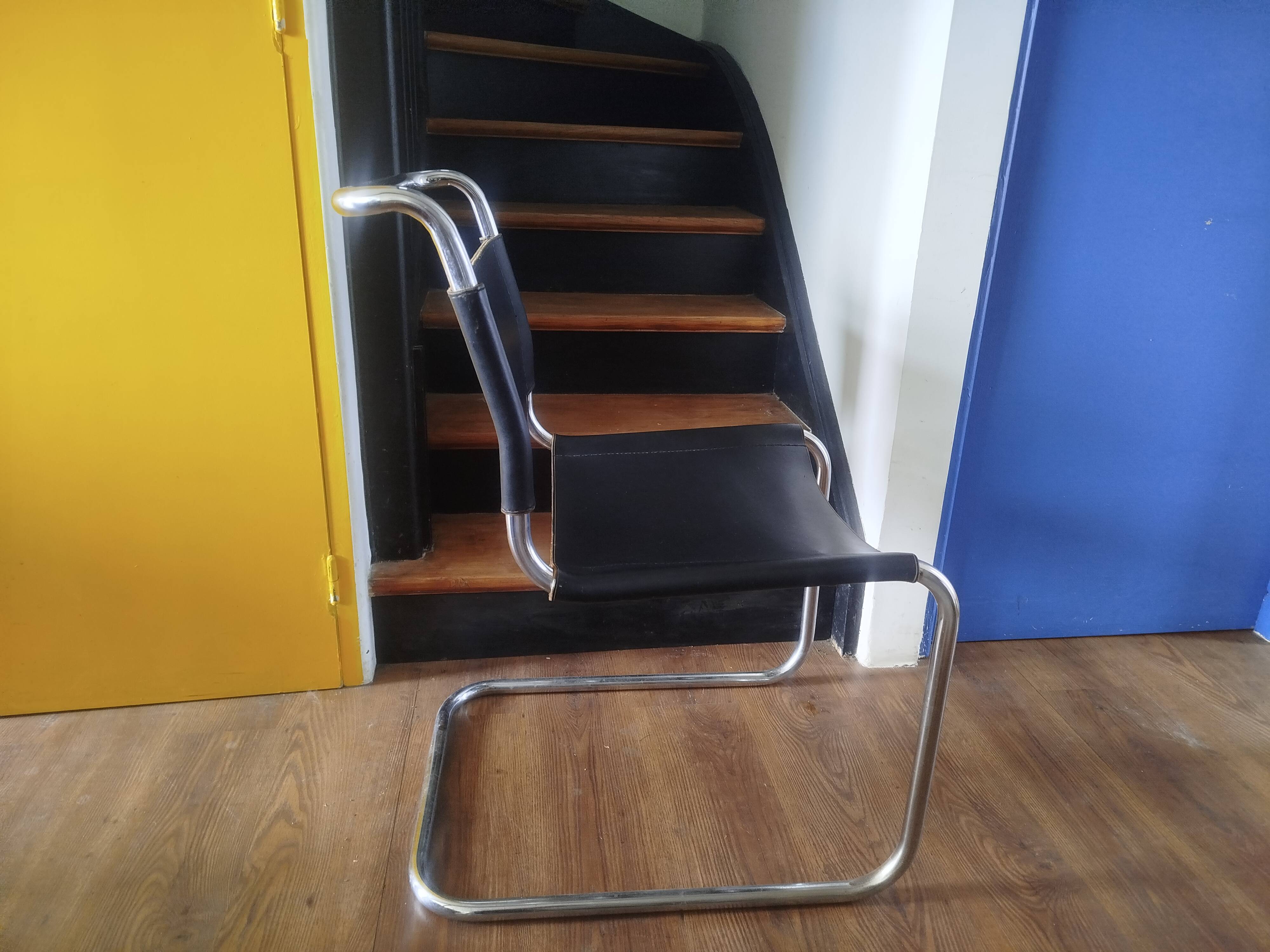 Cantilever chair / armchair Thonet in black leather and chrome metal – from