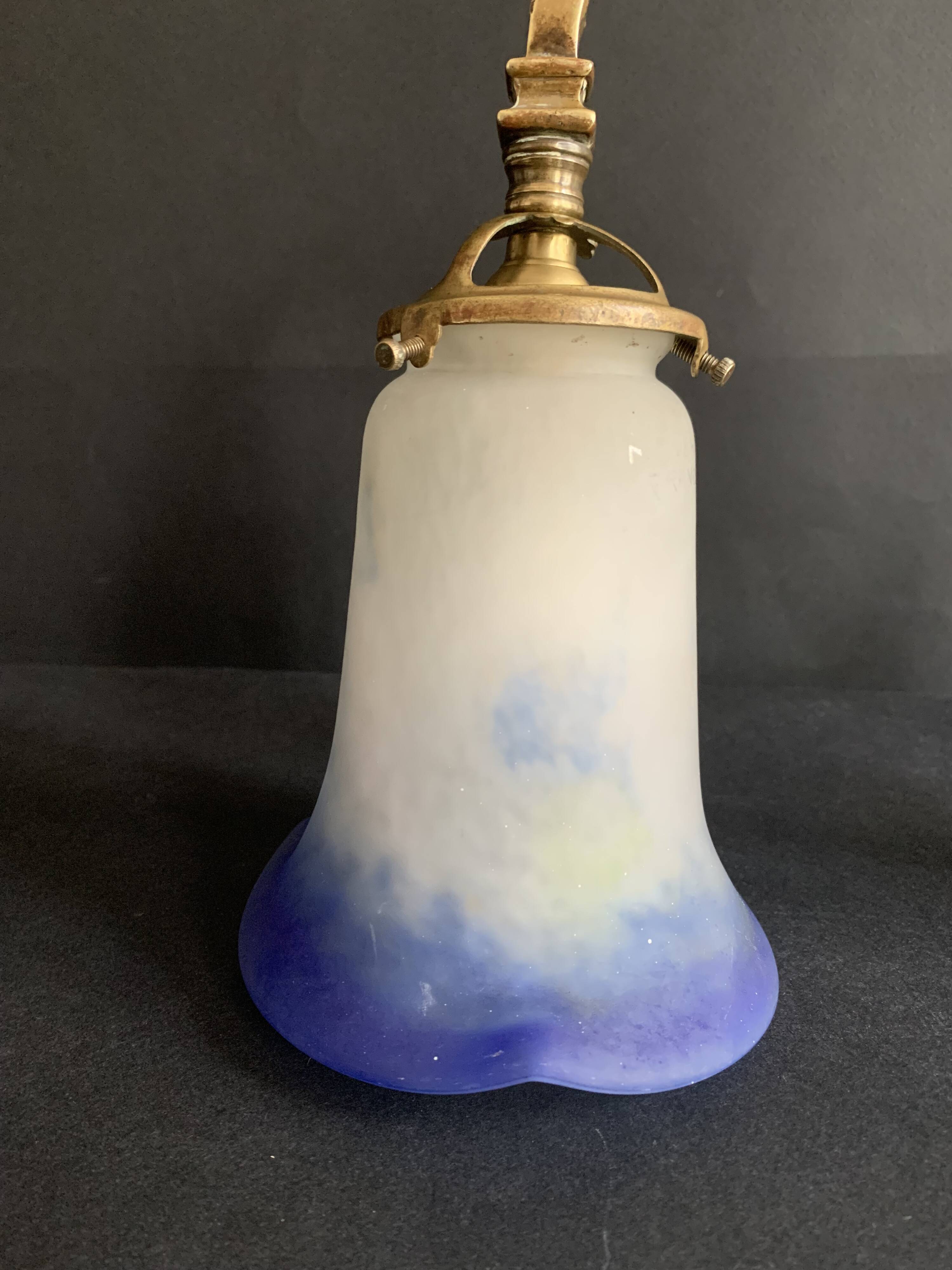 Art Nouveau wall light in gilded brass and glass paste tulip
