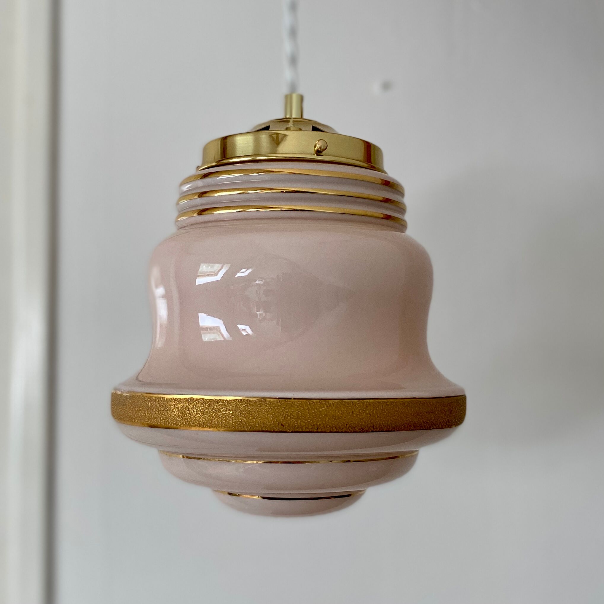 Suspension vintage globe in pink opaline with gold details