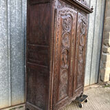 Armoire bretonne ancienne en chêne sculpté