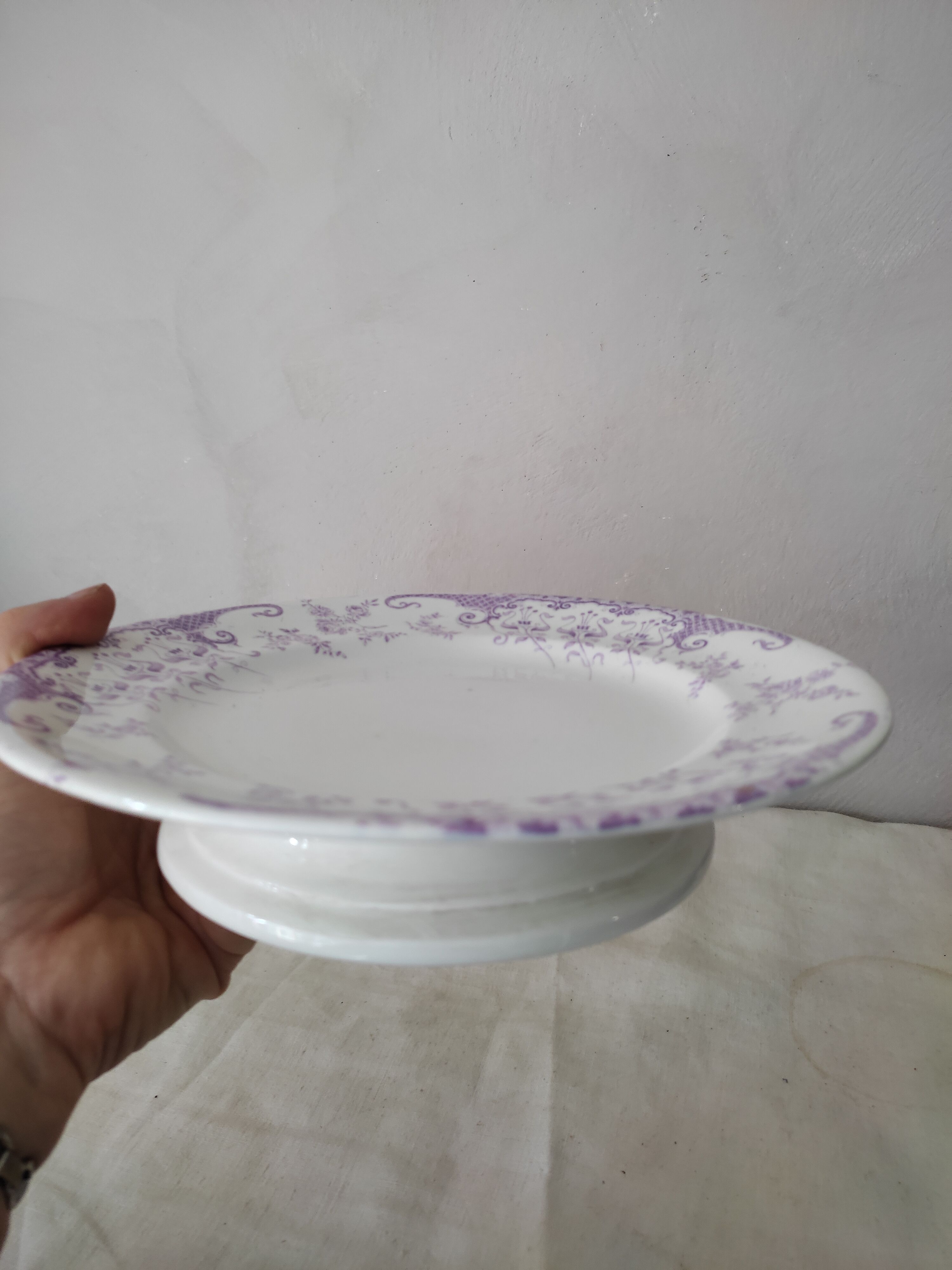 Presentation plate on foot shower