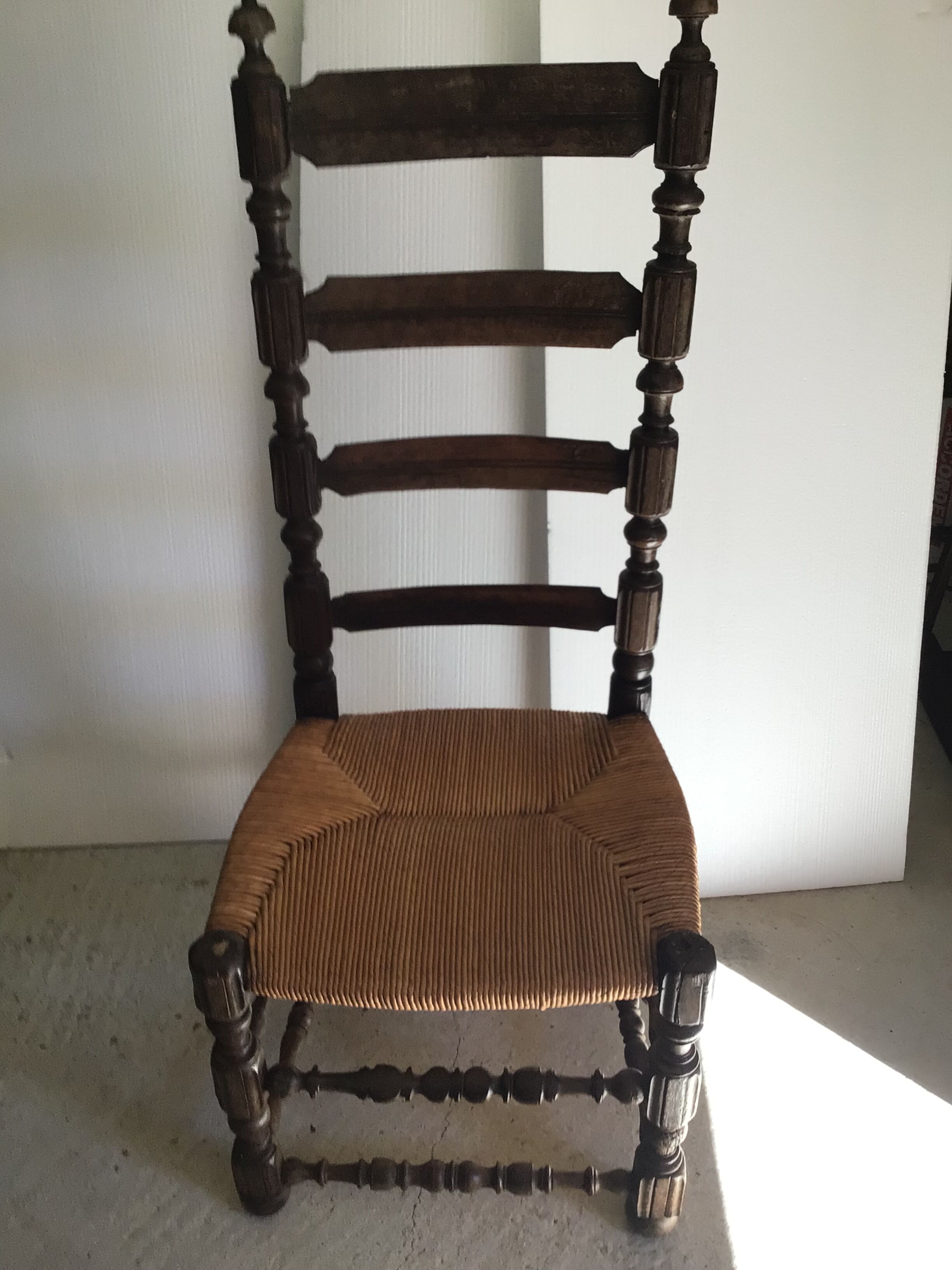 Chaise haute époque paillée