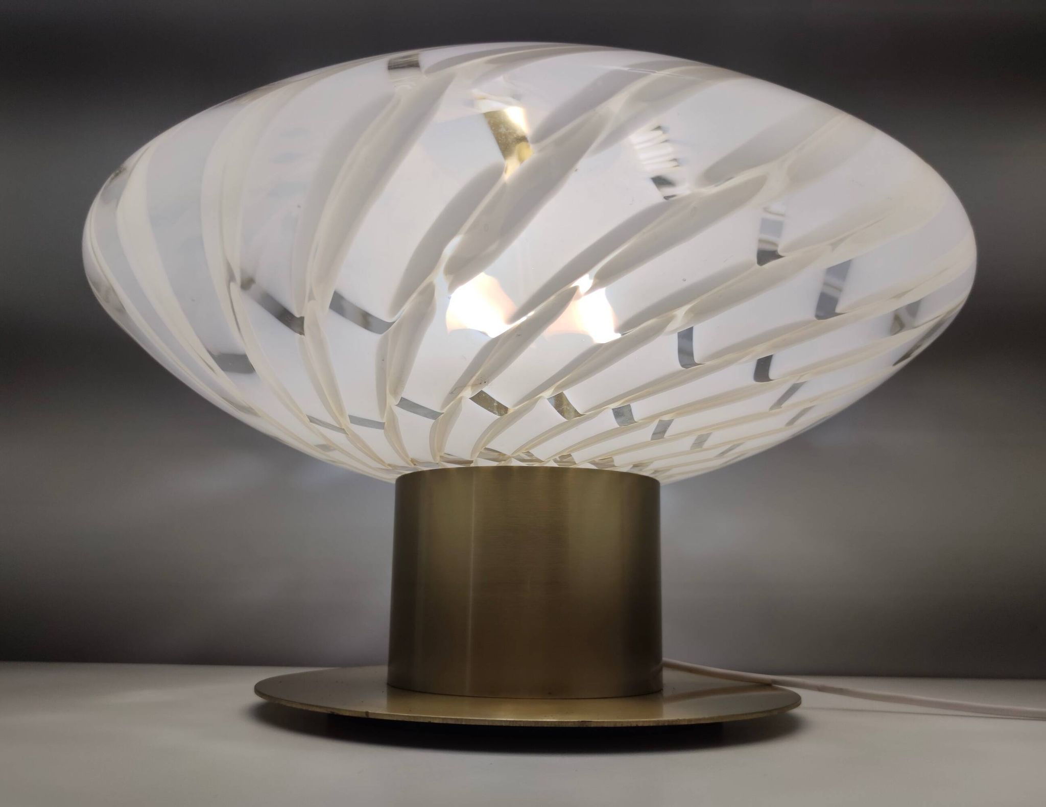 Lampe de table en verre de Murano blanc et laiton, Italie, années 1980