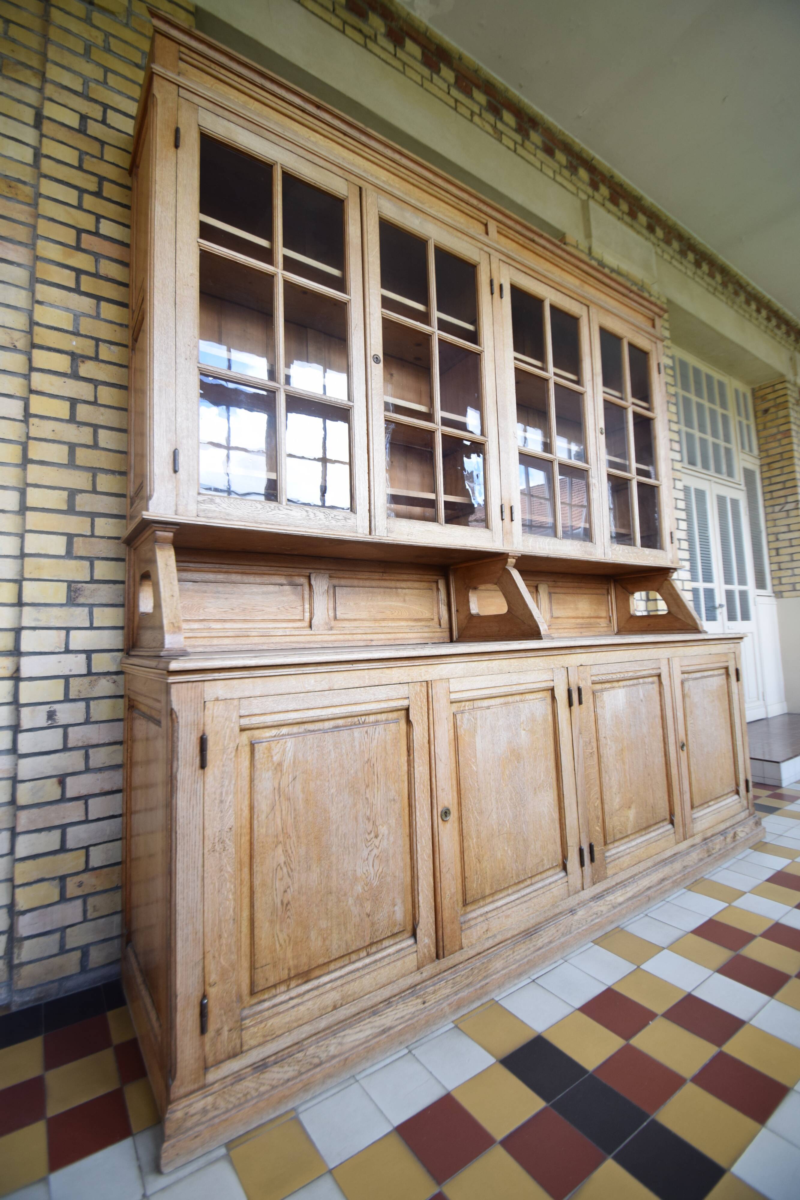 Glass library of a medical school in solid oak from the 1950s.