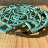 Dessous de plat ancien en fonte émaillée  bleu verte ciselure oiseaux format rond