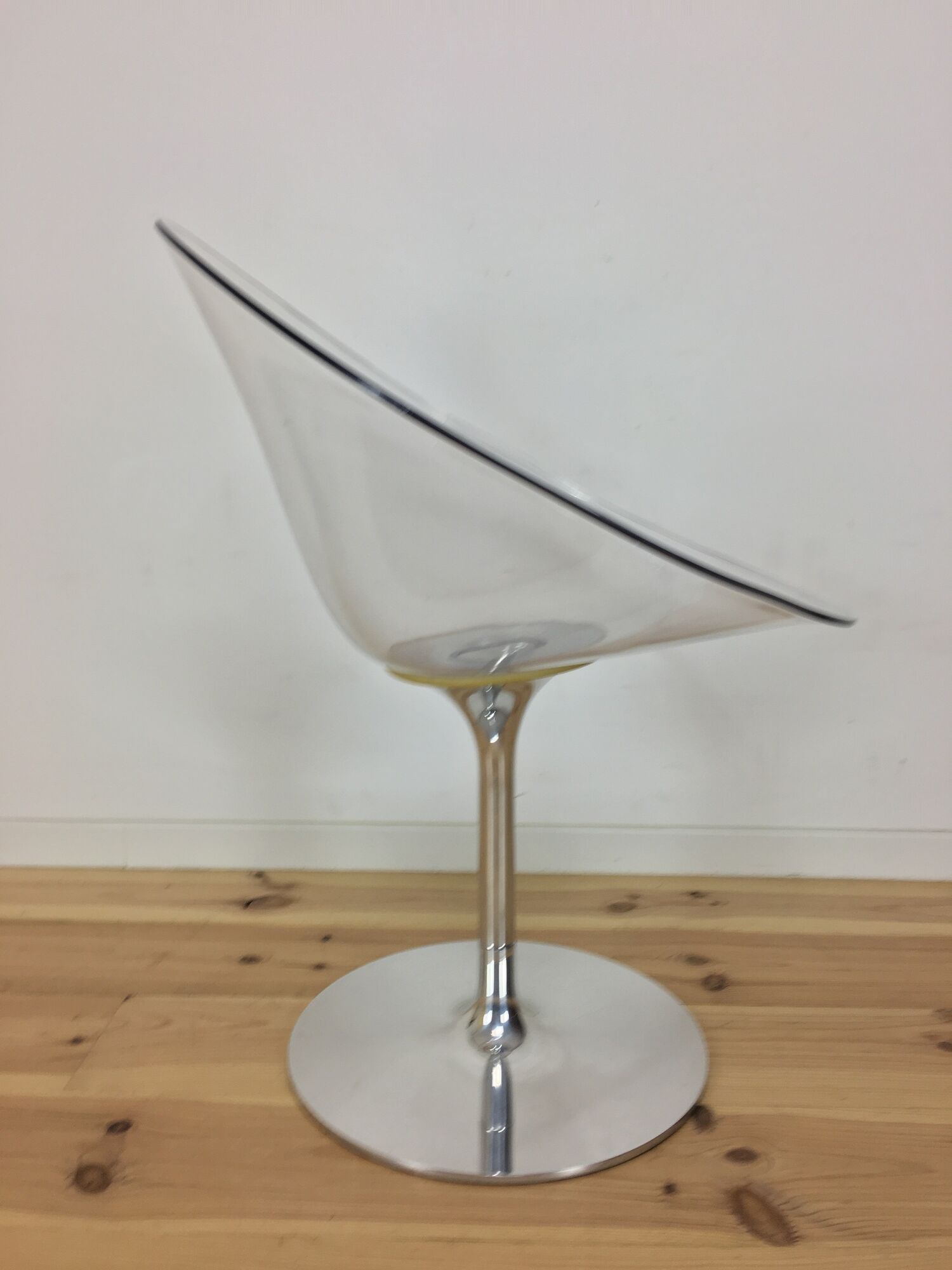 Eros foot armchair tulip Plexiglas and aluminum, by Philippe Starck