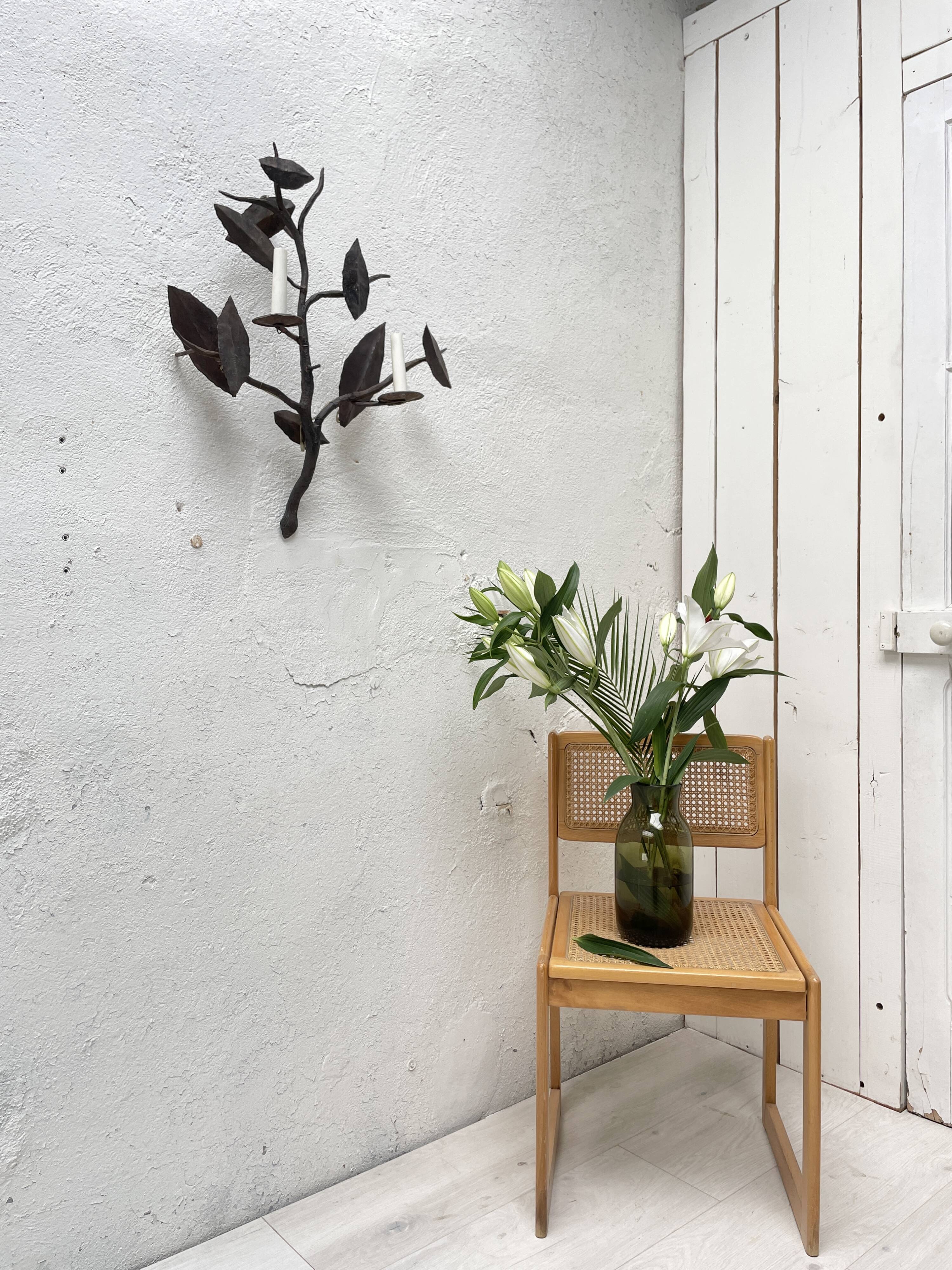 Wall lamp in wrought iron.