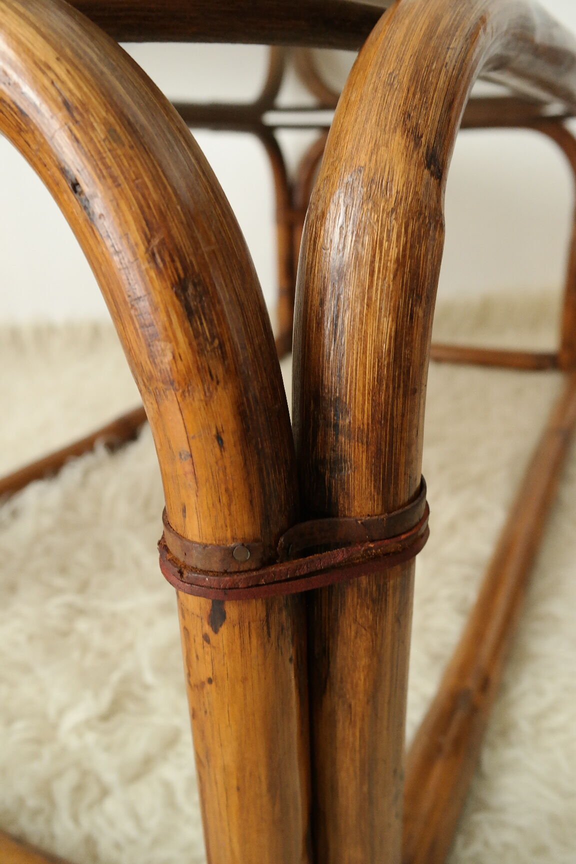 Table basse en bambou et verre fumé vintage