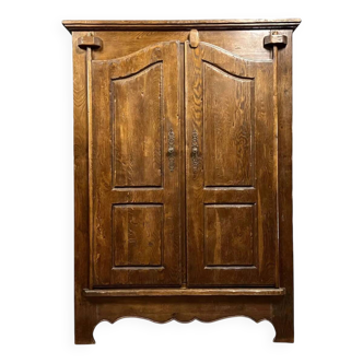 Armoire rustique dans le style du 18eme siècle en bois massif