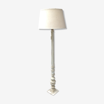 A wooden lamppost in a gustavian style