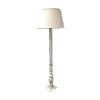 A wooden lamppost in a gustavian style