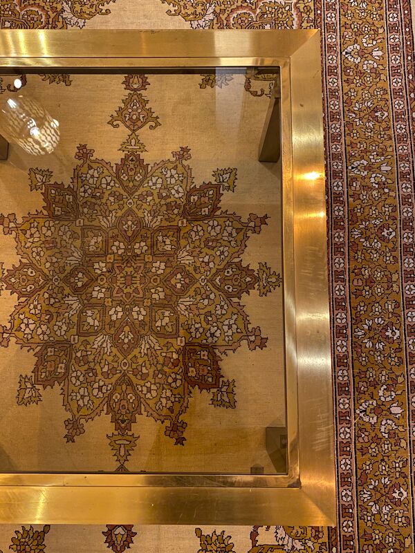 Table basse carrée dorée et verre fumé