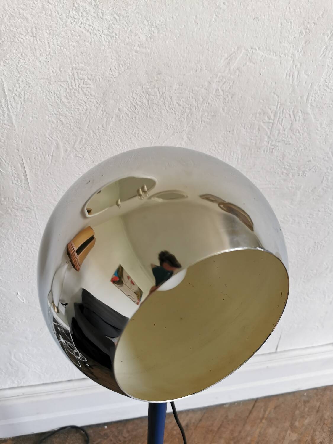 Extendable eyeball floor lamp