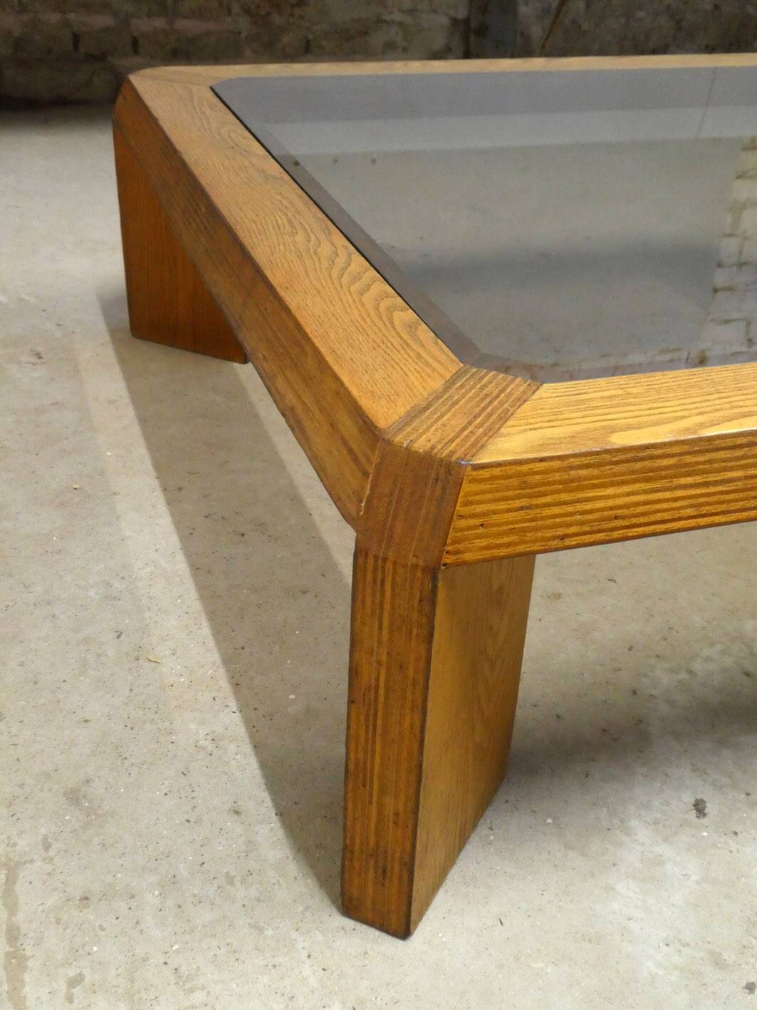 grande table basse en chêne et verre fume, 1970