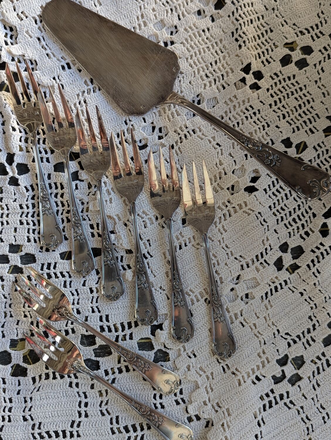 Série de 12 fourchettes à dessert et pelle à tarte