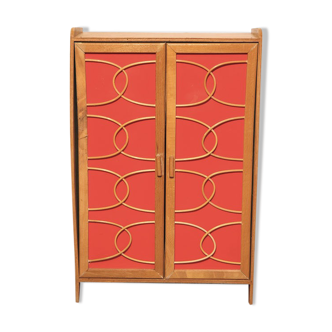 Armoire de poupée vintage osier