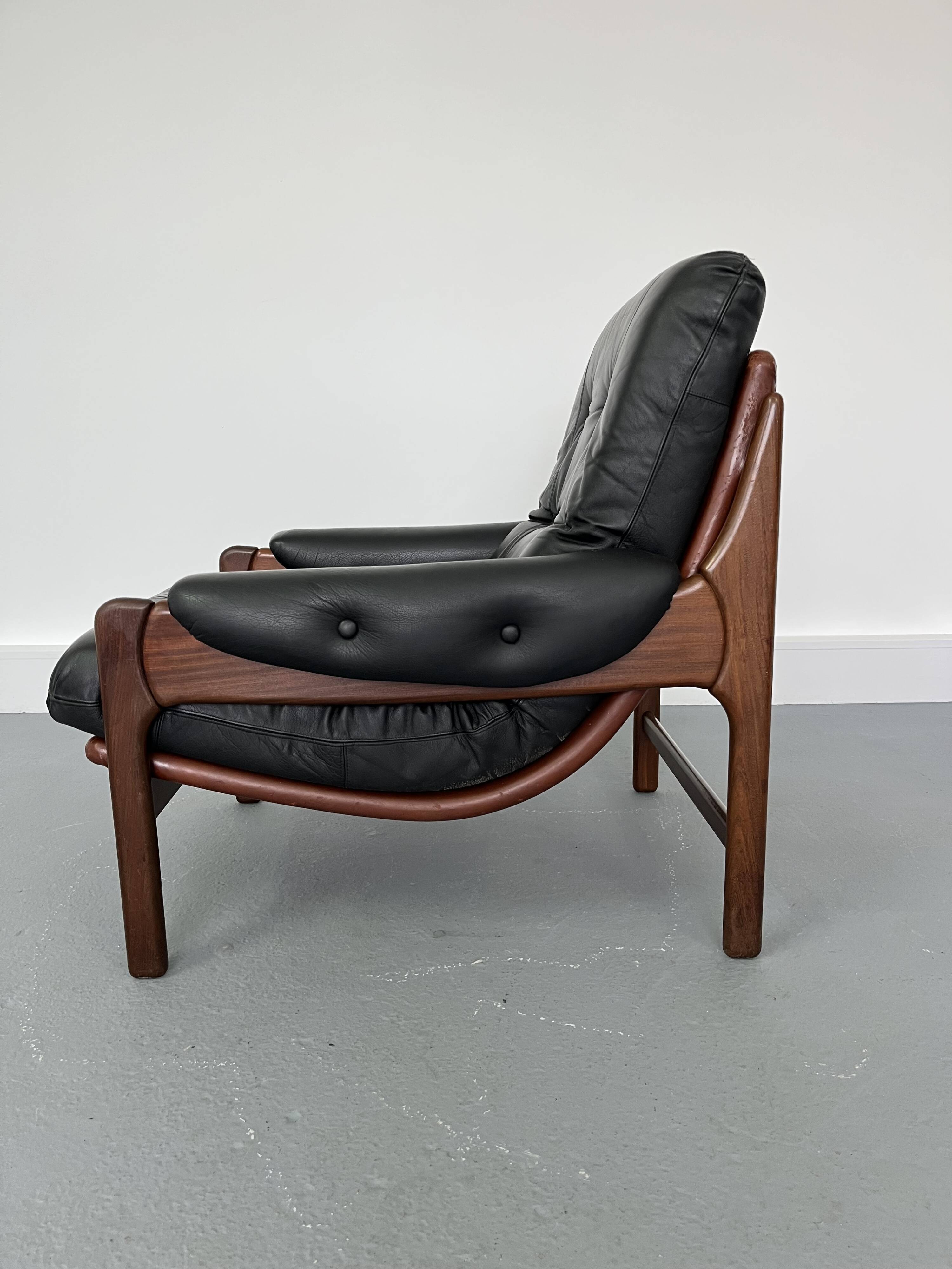 Fauteuil en teck et cuir années 1960