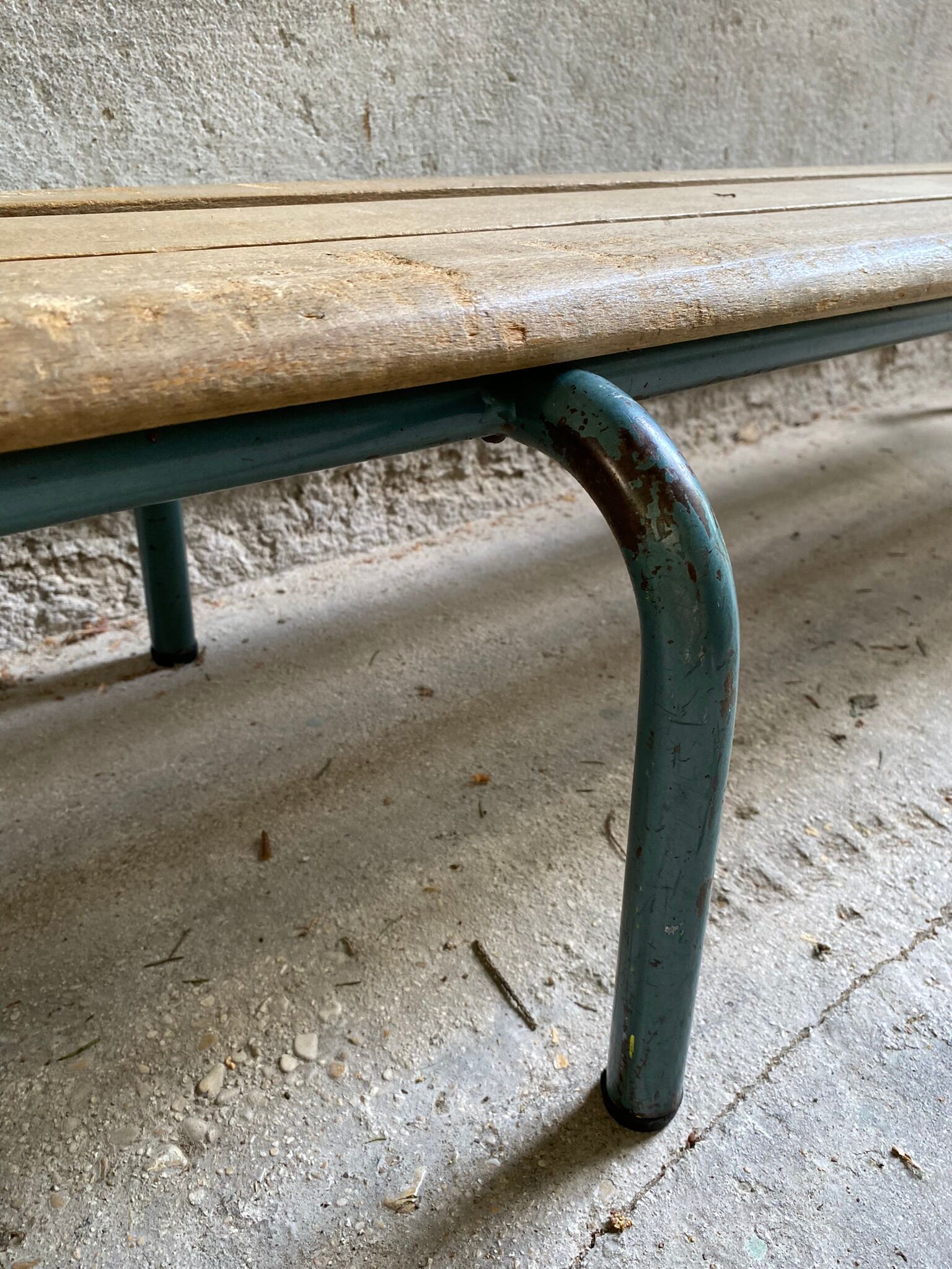 Vintage wood kindergarten bench and tubular structure in Long lacquered metal. 2m / High. 25 cm