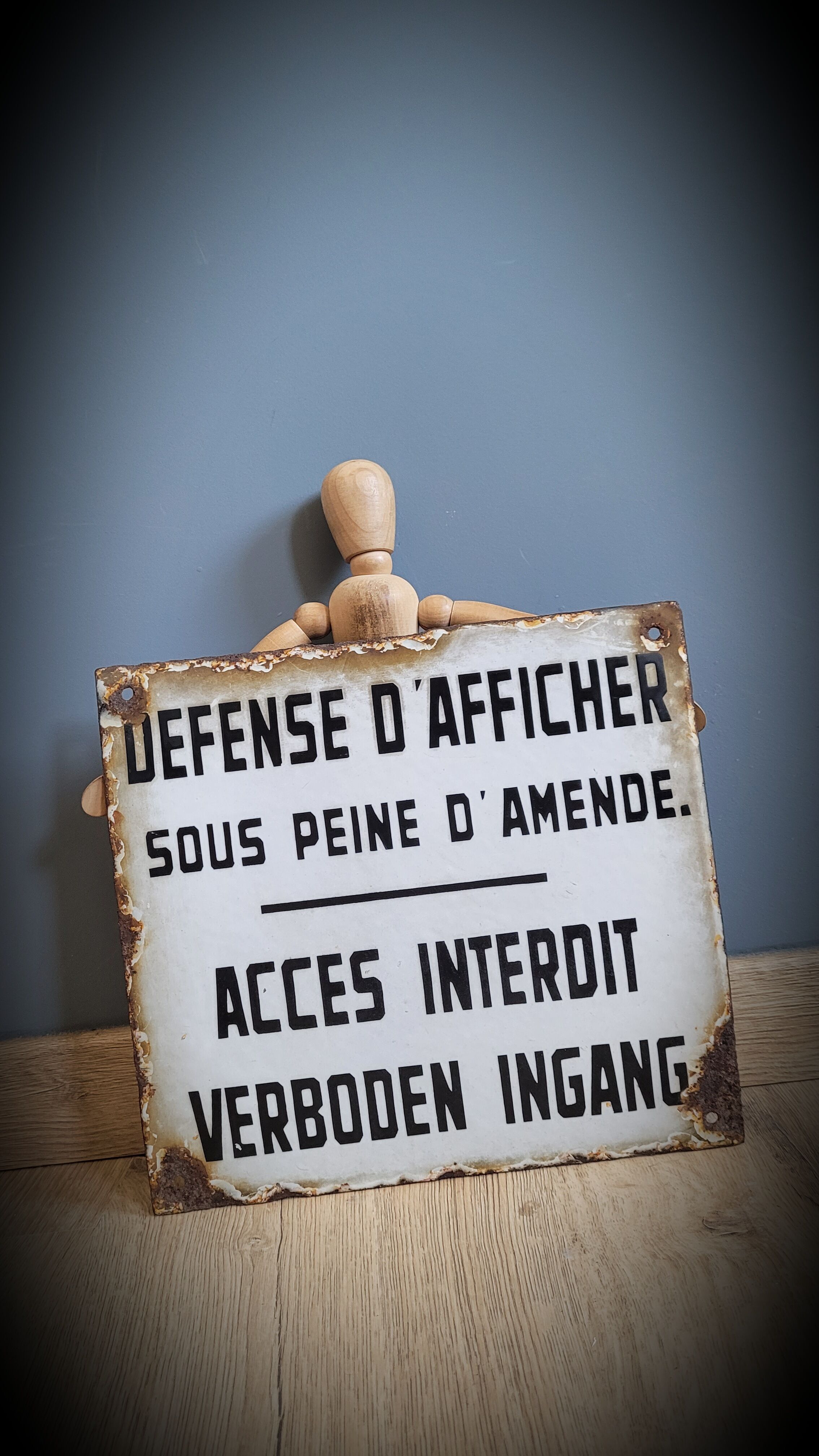 Enamelled plate defense display