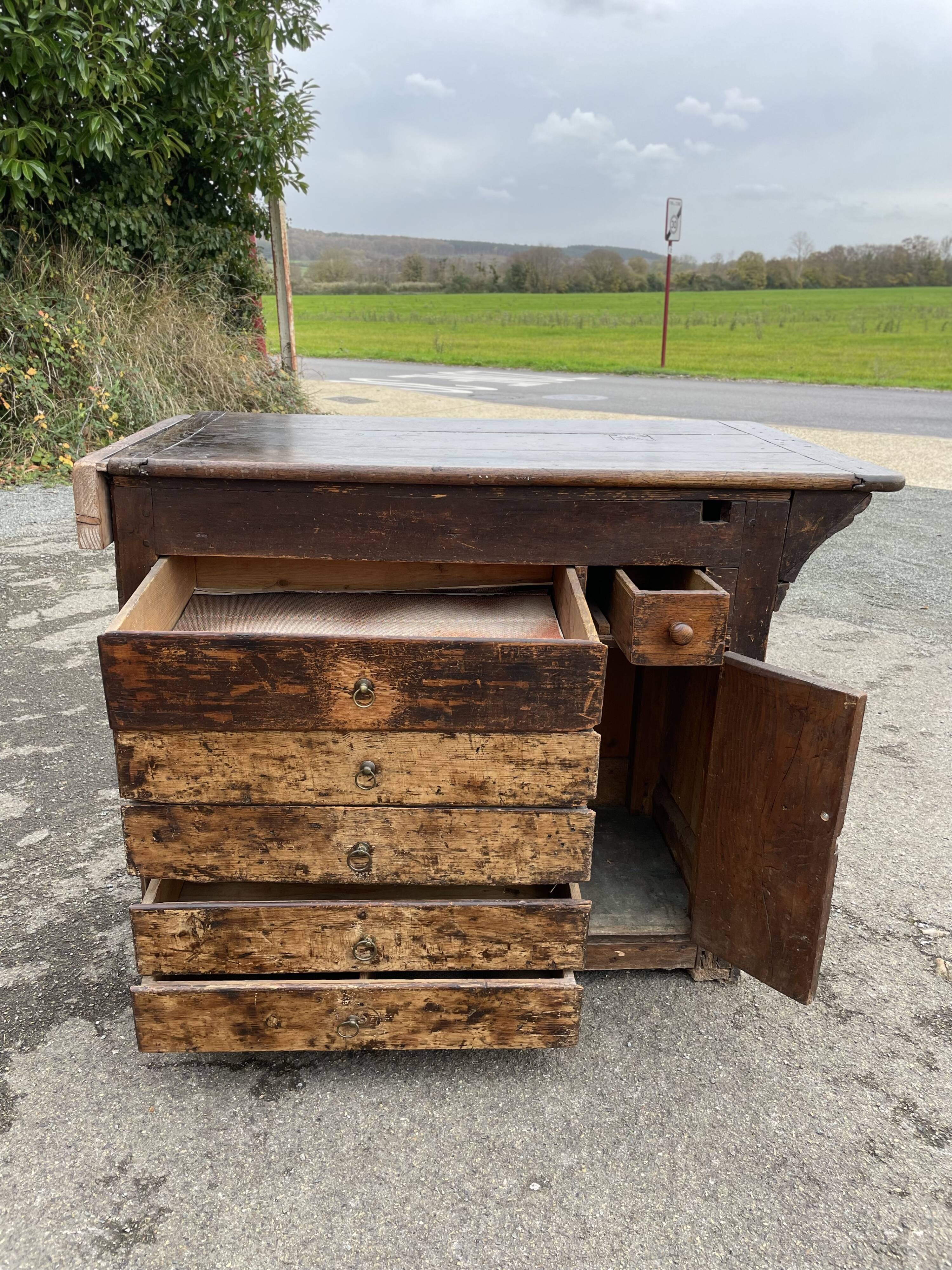 Tradesman's cabinet with drawers