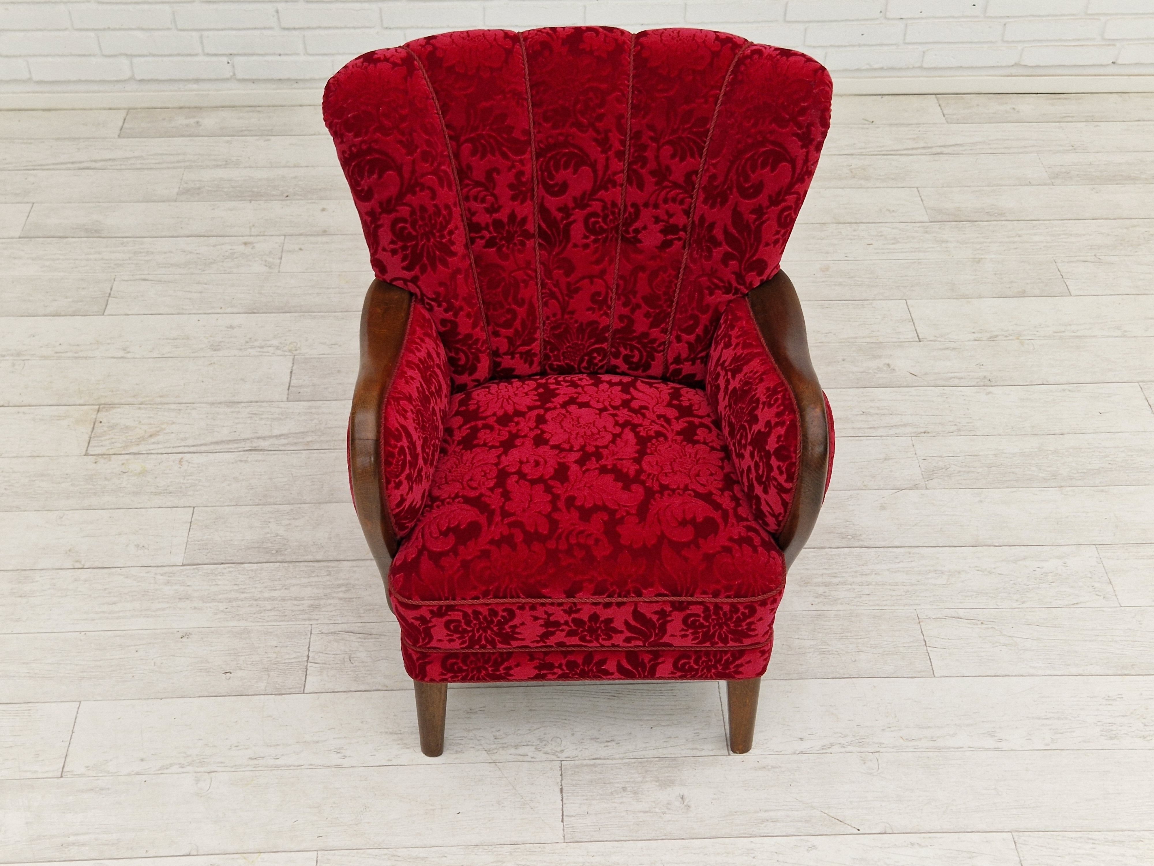 Années 1960, design danois, fauteuil en tissu rouge cerise, très bon état d’origine.