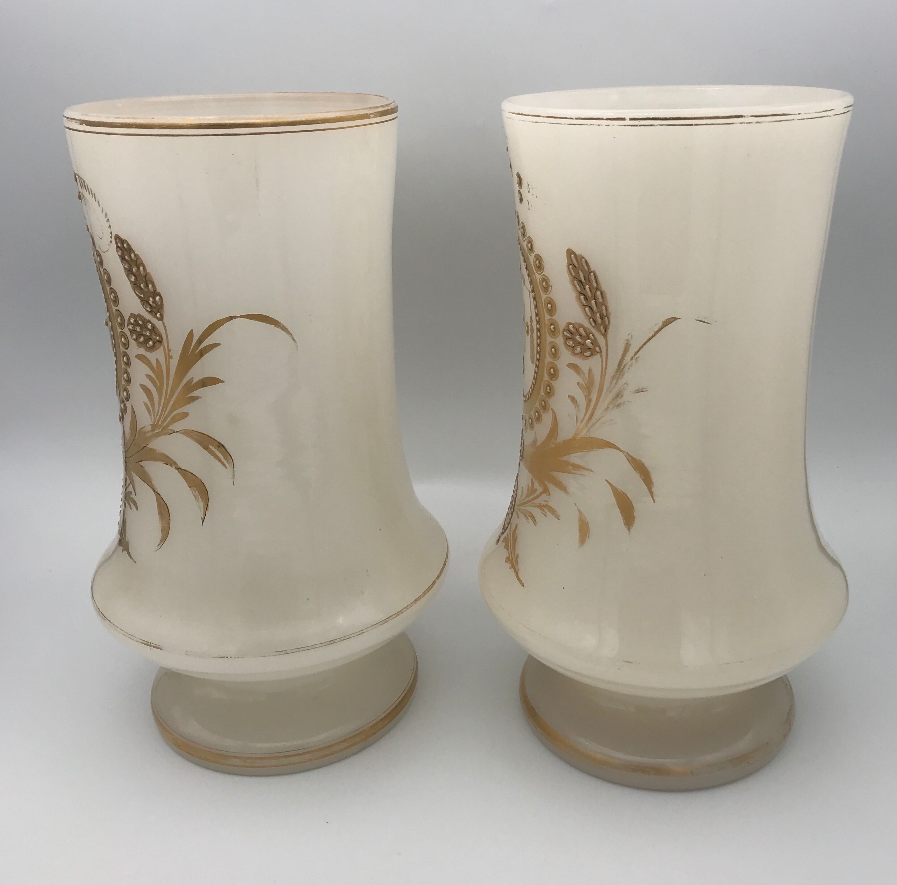 Paire de vases en opaline décor de motifs de guirlandes, liserés d’or, xixème
