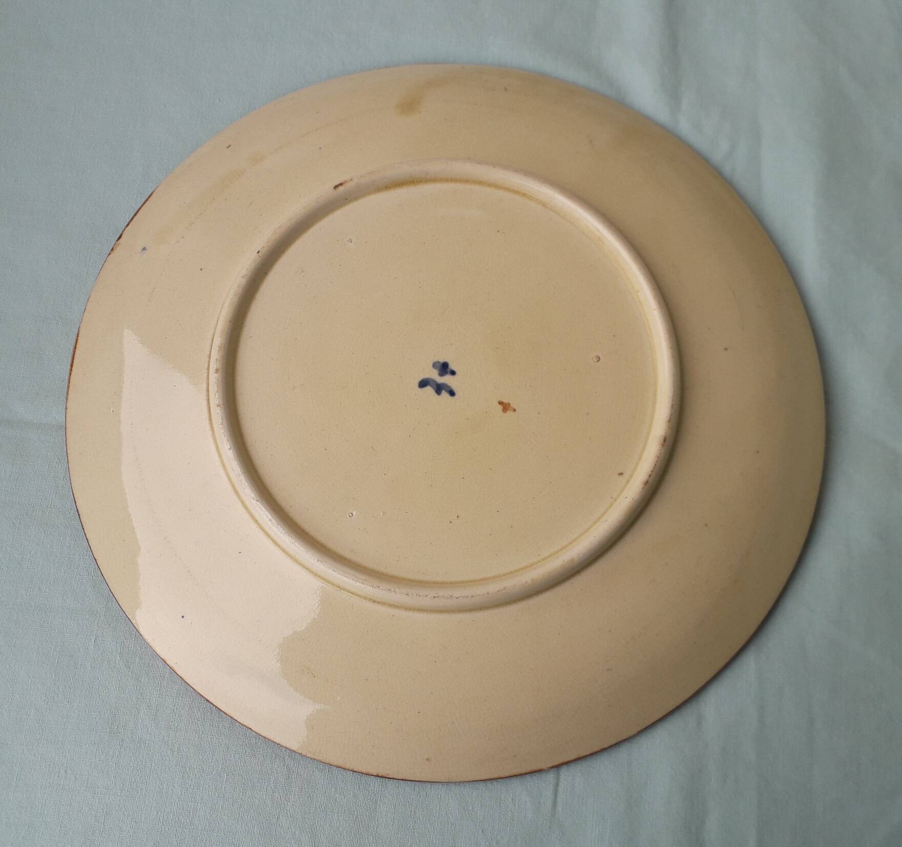 Assiette en barbotine Wasmuël